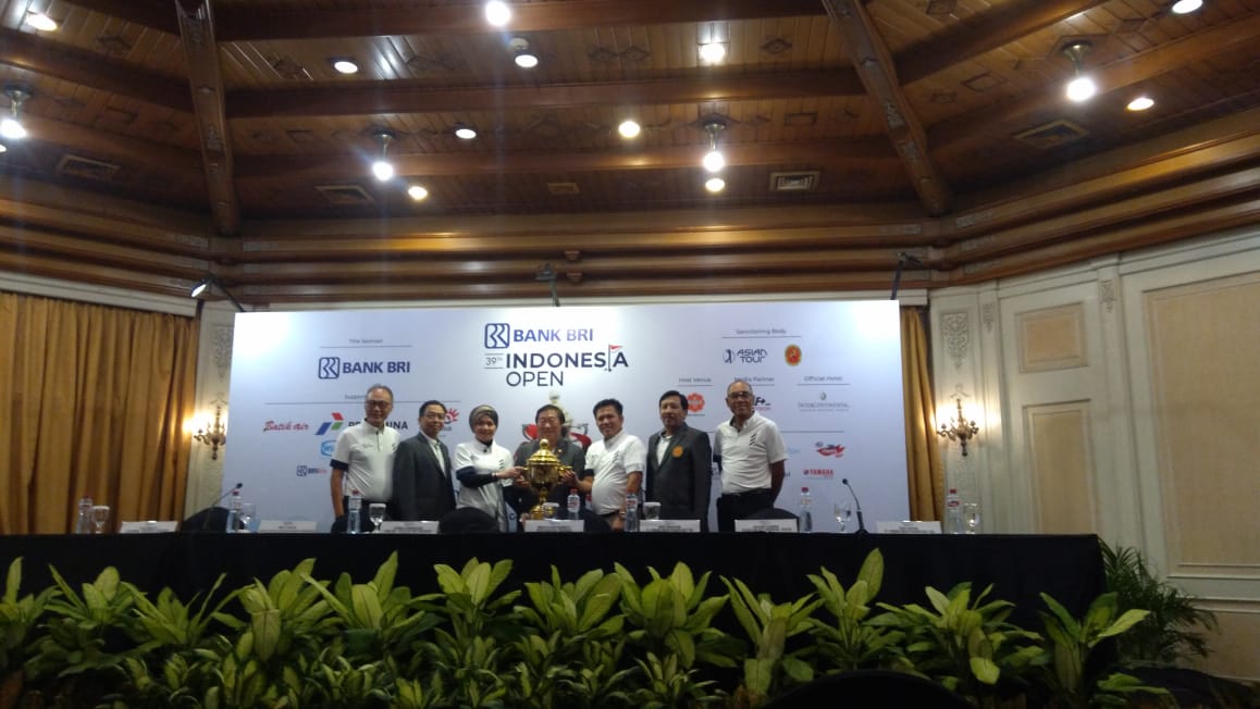 Ketua Umum PB PGI Murdaya Po (tengah) mengangkat trofi turnamen Indonesia Open 2019.