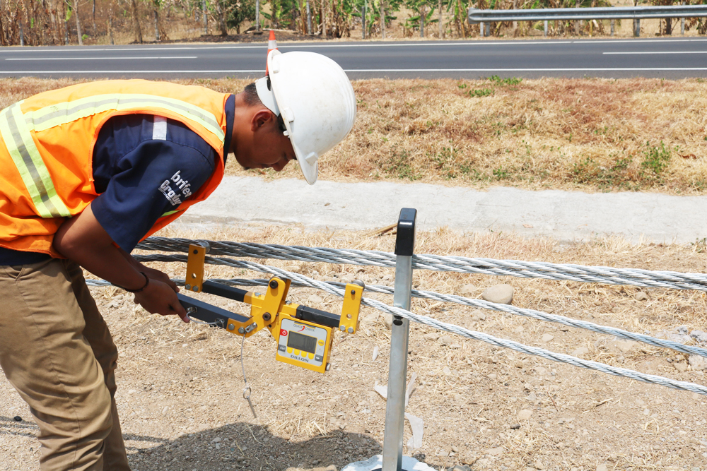 Petugas tol sedang memasang wire ropes di jalan tol jalan Cikopo – Palimanan.