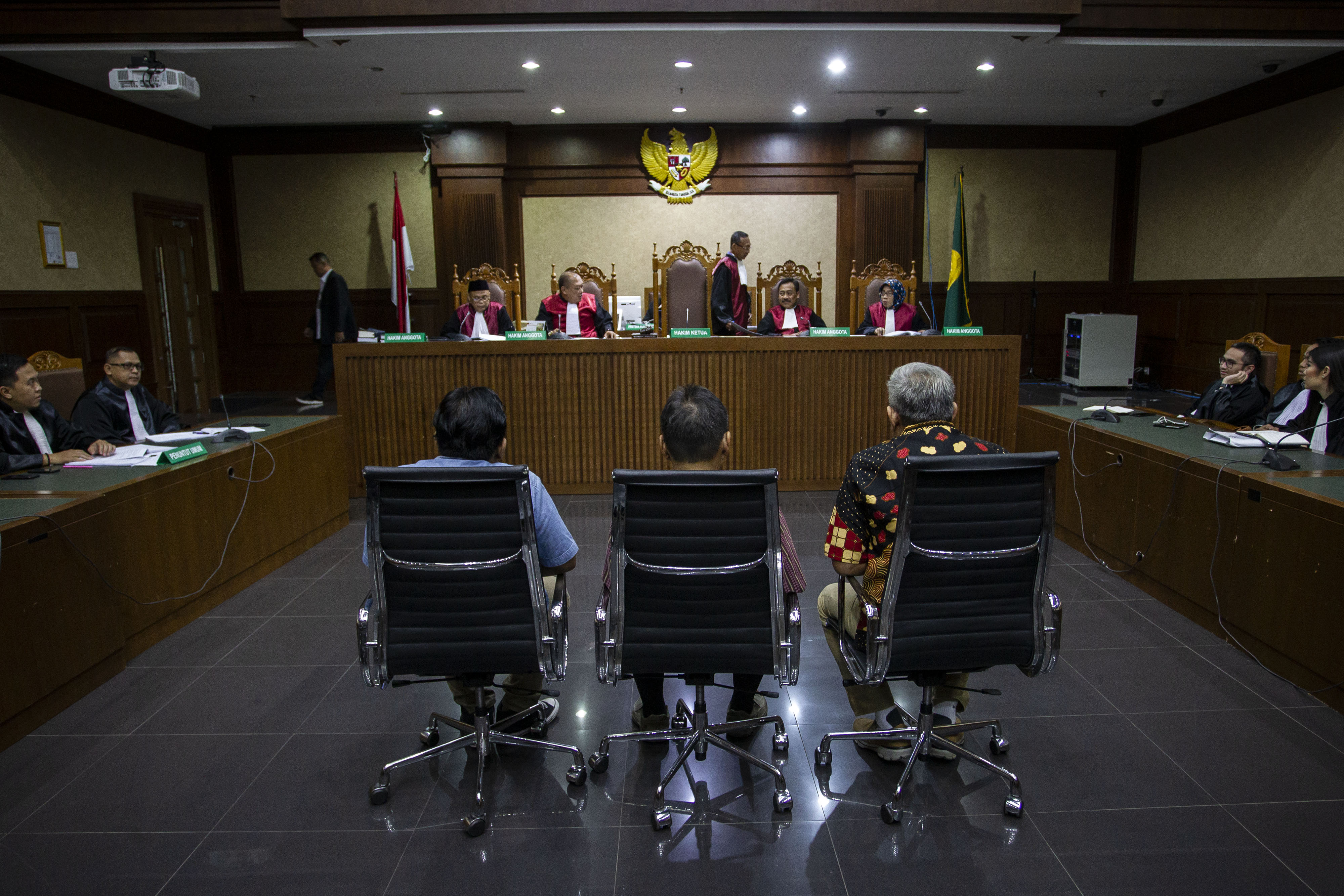 Suasana di suatu persidangan dan hakim mendesak untuk mensahkan UU Contempt of Court.