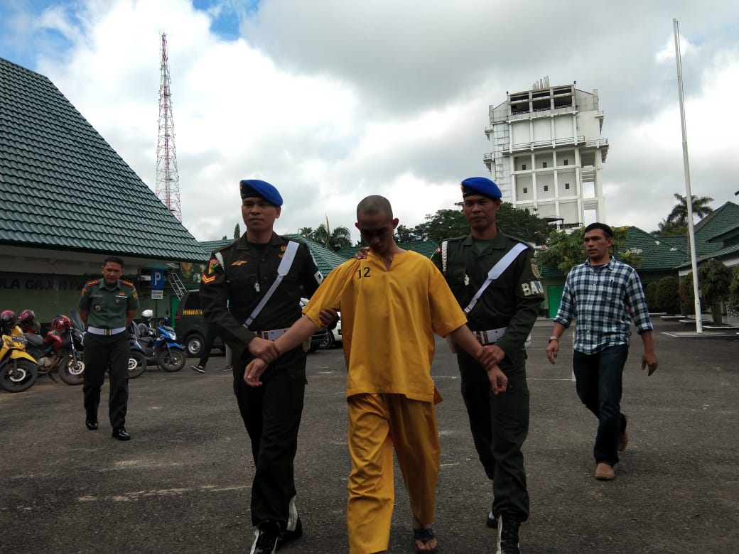 Prada Deri Permana (tengah)