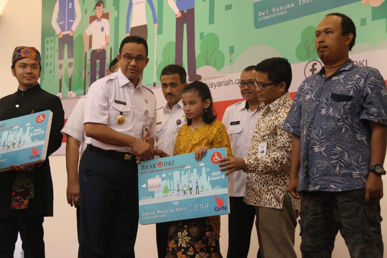 Gubernur DKI Jakarta Anies Baswedan menyerahkan kartu penyandang disabilitas