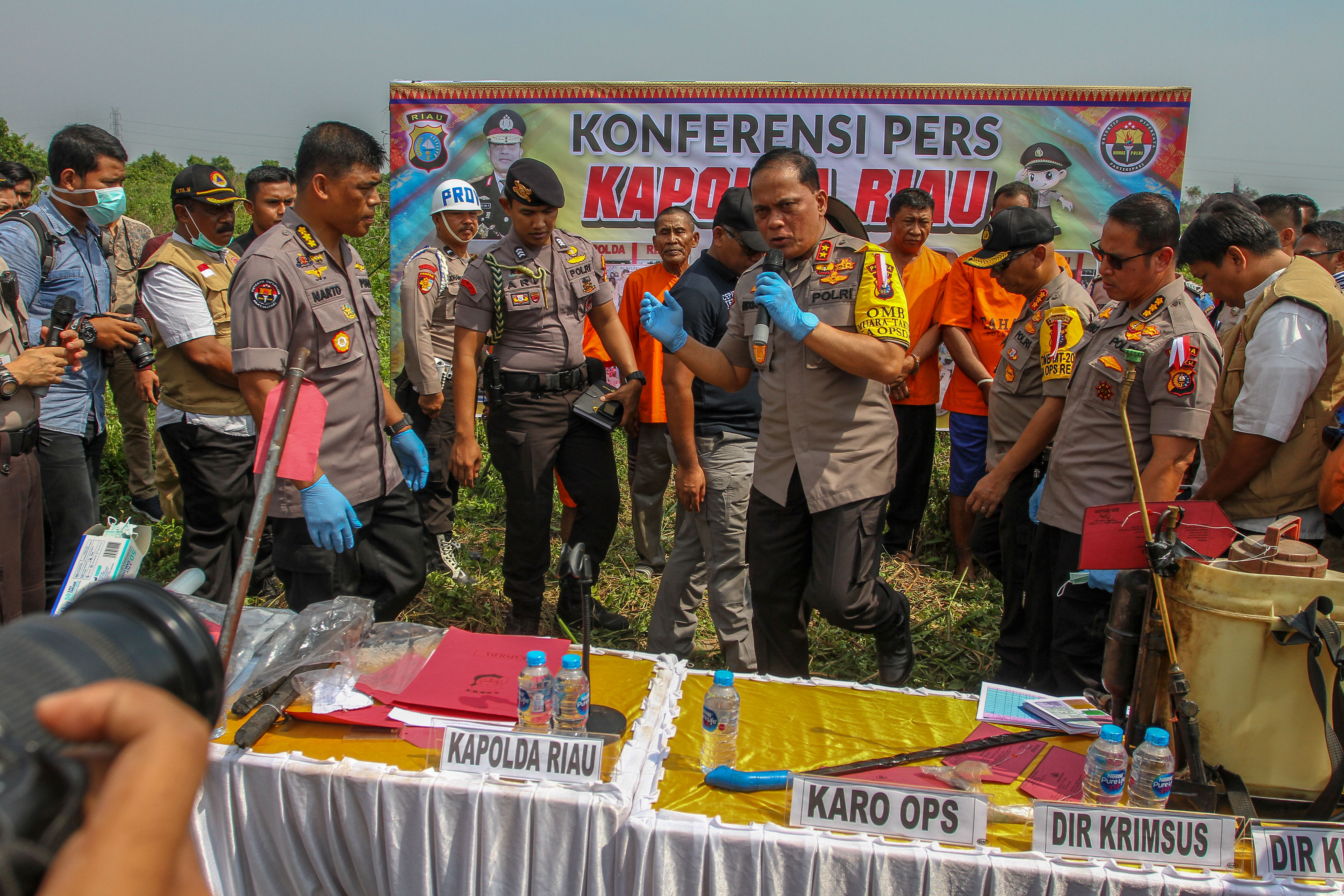 Kapolda Riau Irjen Widodo Eko Prihastopo (tengah) menjelaskan penanganan hukum terkait kasus karhutla di Pekanbaru, Riau, Jumat (9/8).