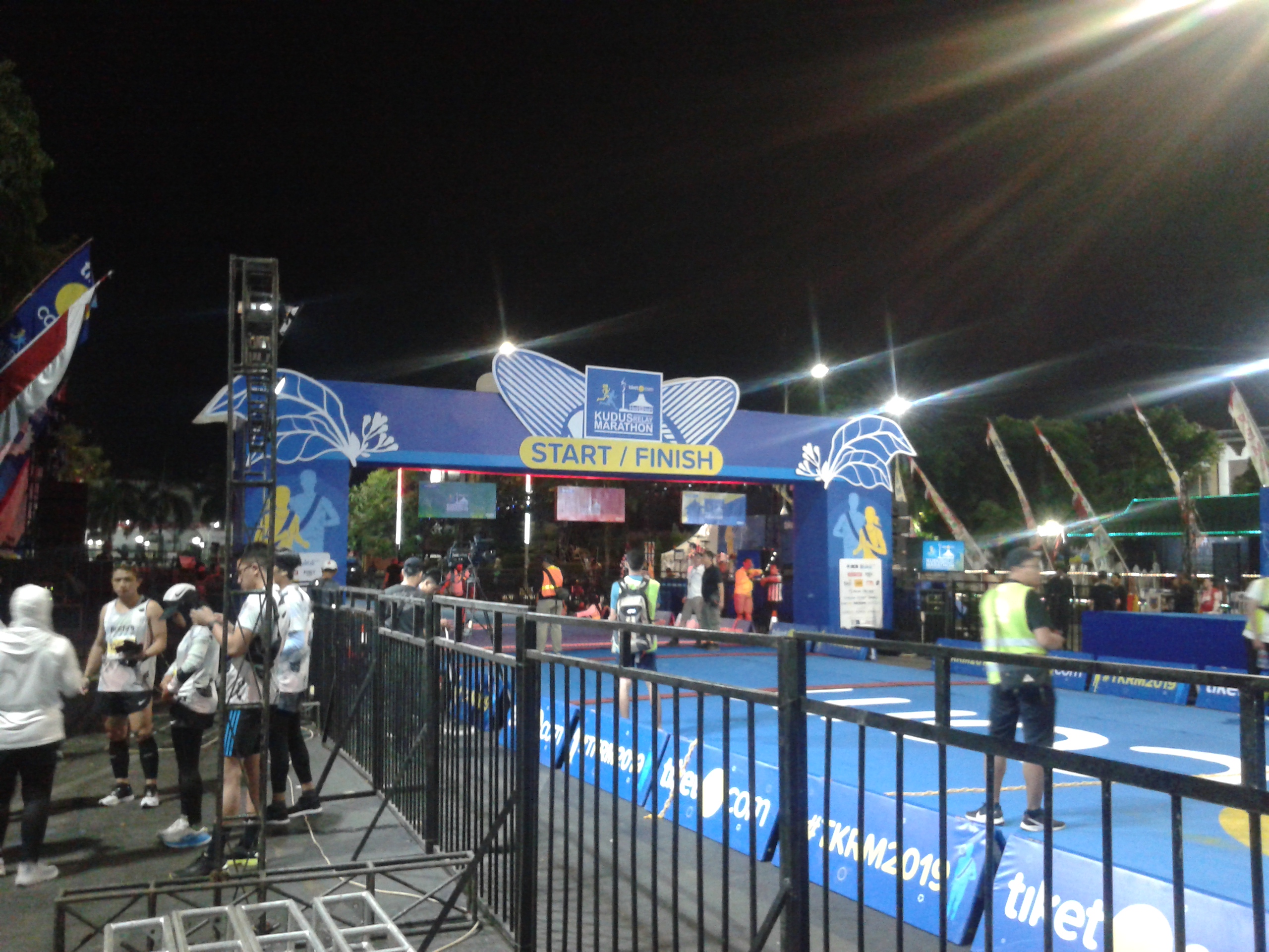  Titik start dan finis lomba lari Tiket.com Kudus Relay Marathon 2019 di depan Pendopo Kabupaten Kudus, Alun-Alun Simpang Tujuh, Kudus.