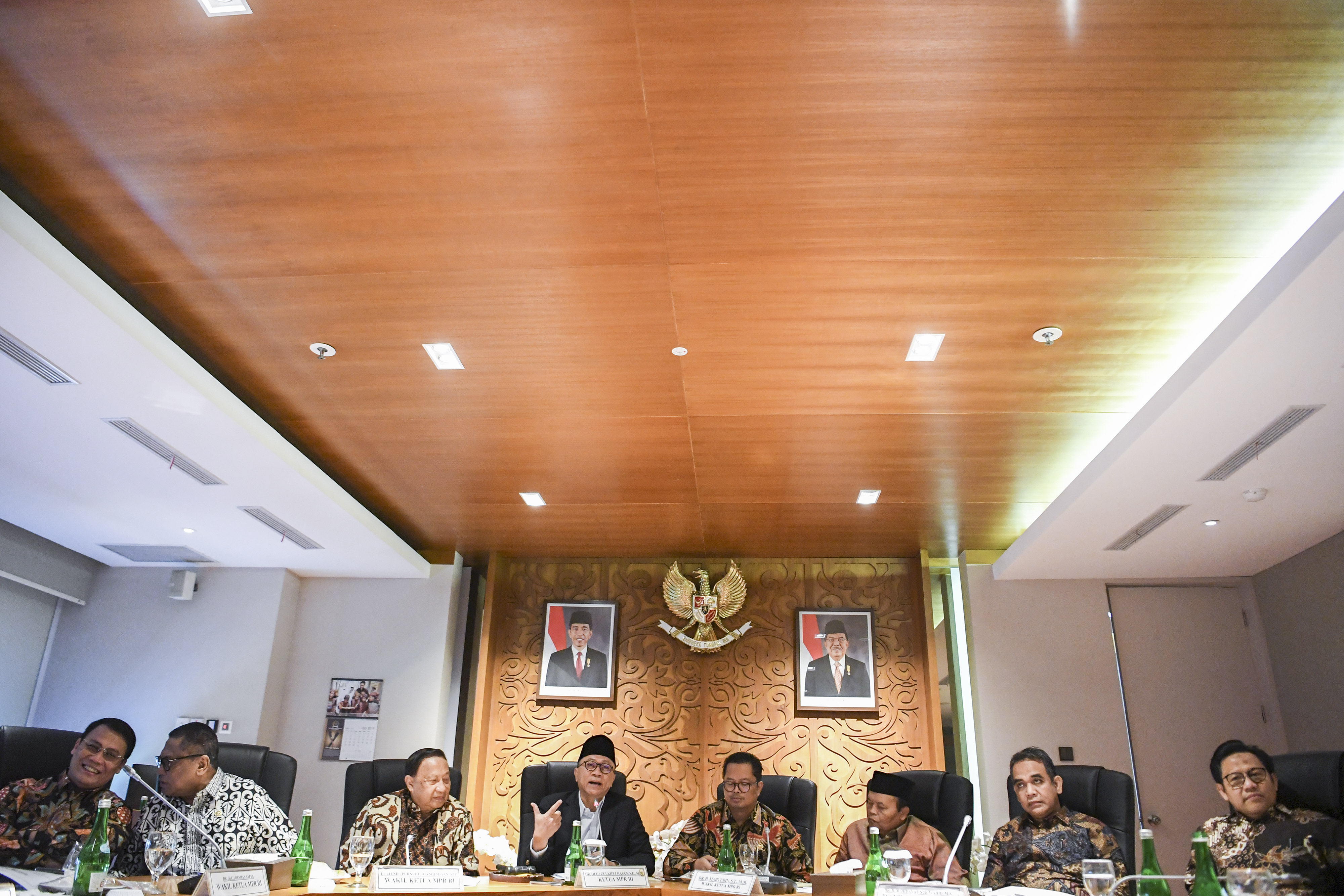 Para pimpinan MPR masa jabatan 2005-2009 mengadakan rapat di Komplek Parlemen, Senayan, Juli lalu.