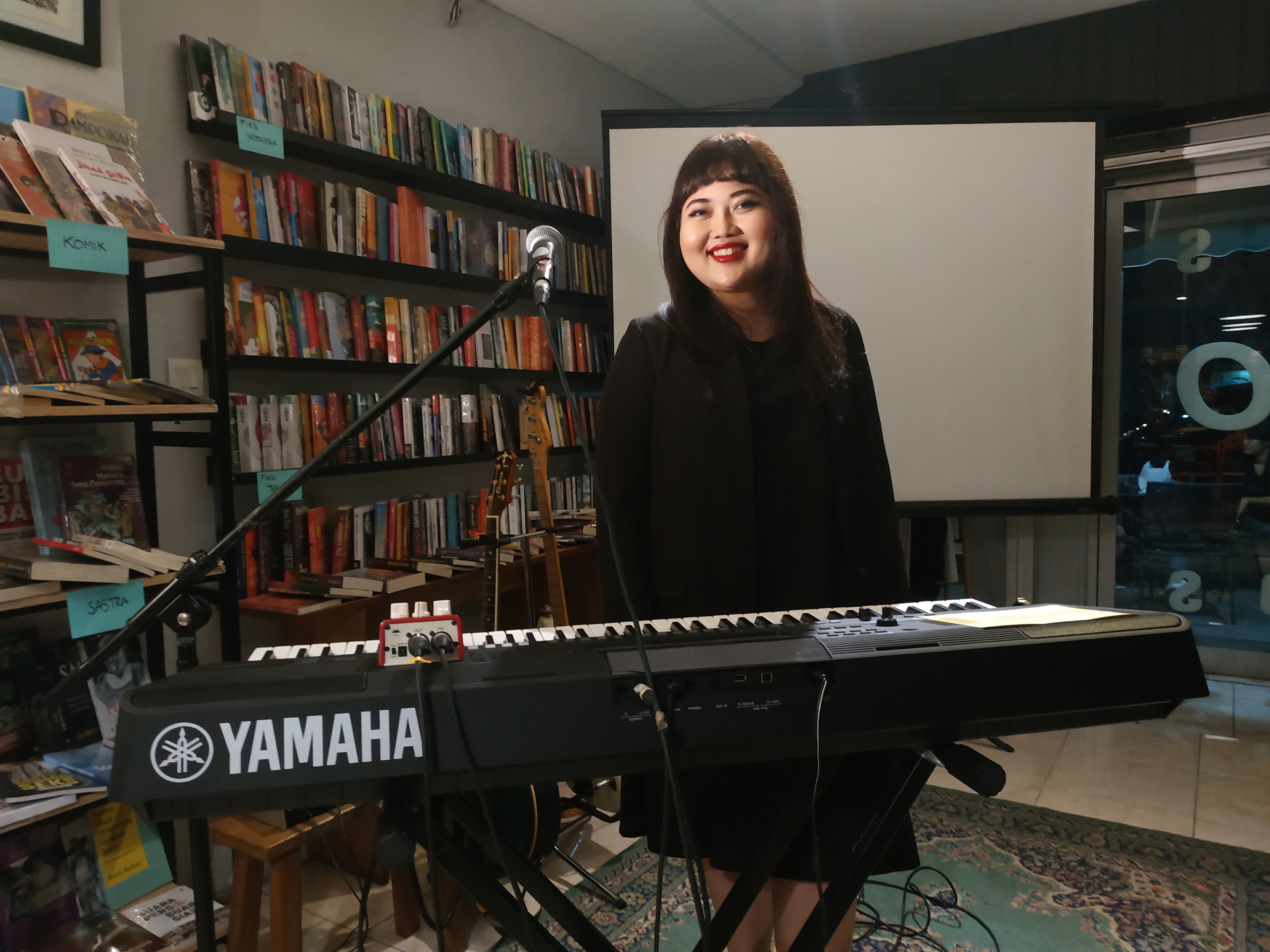 Penyanyi Riani Sovana saat meluncurkan singel anyarnya, Aku Tak Setia. 