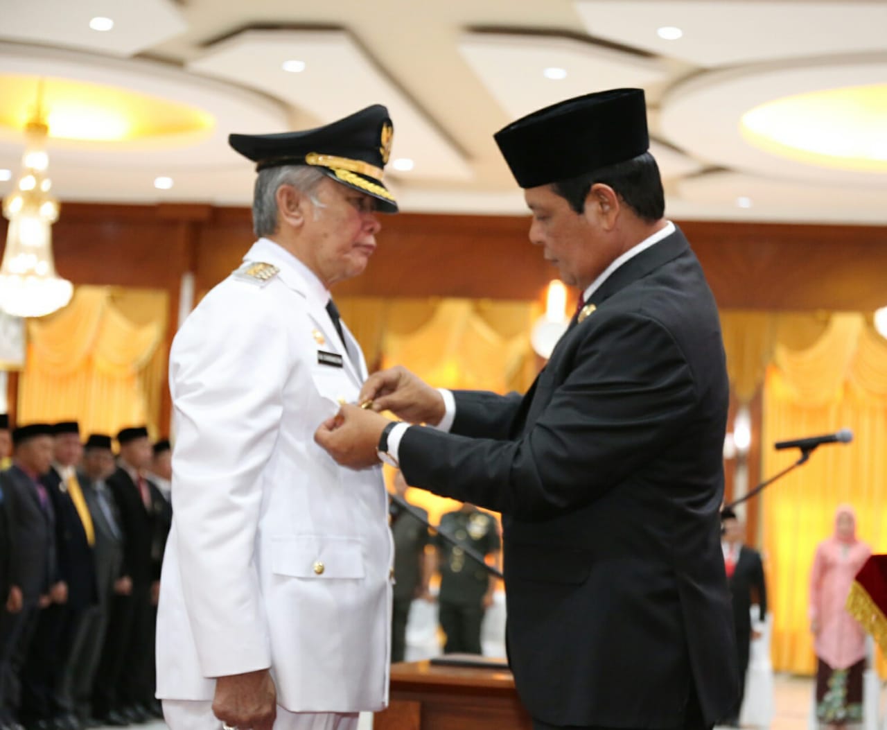  Gubernur Kalsel Sahbirin Noor saat melantik Bupati Hulu Sungai Tengah, Achmad Chairansyah. Hingga kini belum ada calon wakil bupati. 