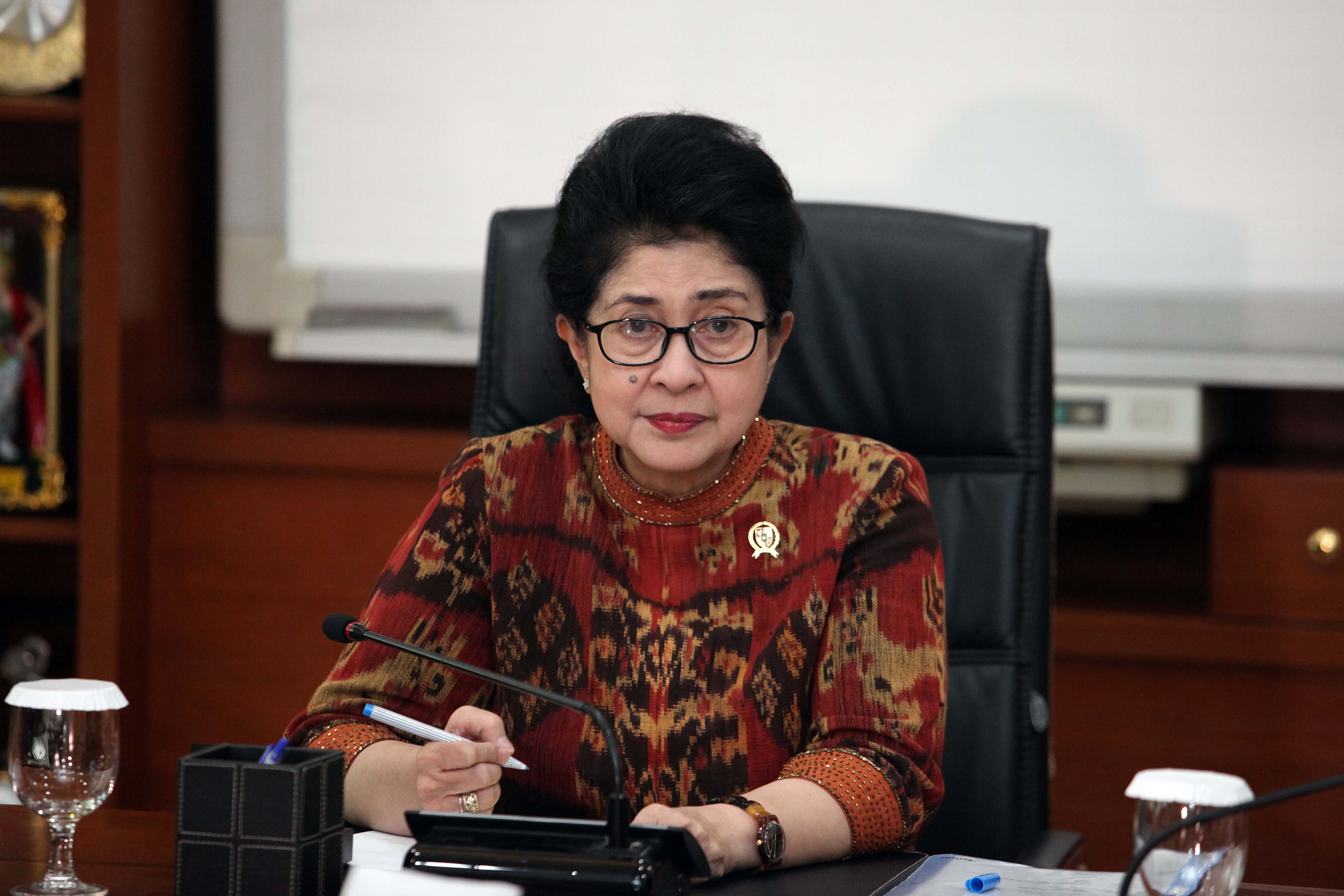  Menteri Kesehatan Nila F Moeloek 