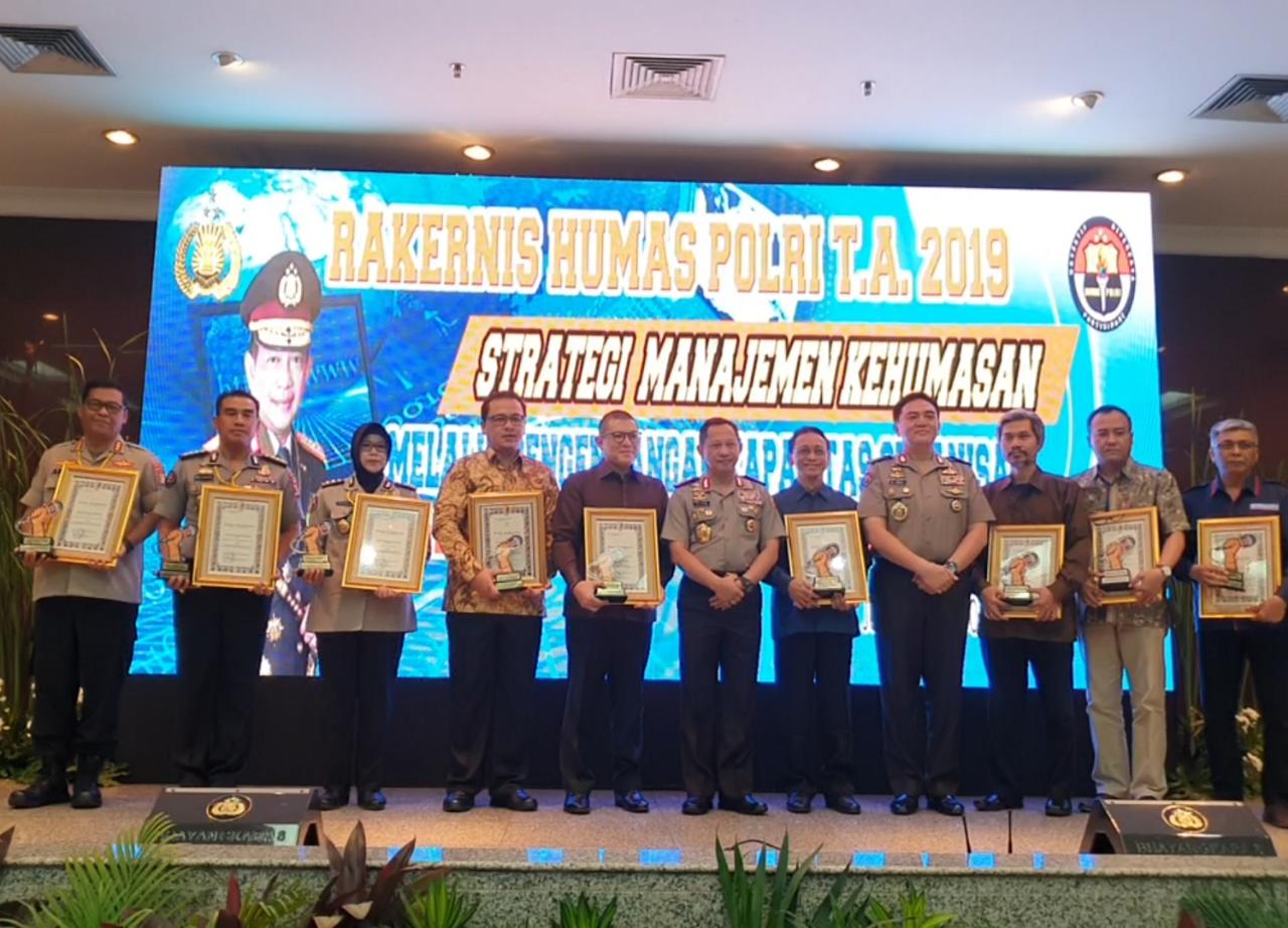 Sejumlah perwakilan media massa menerima penghargaan dari Kapolri Jenderal Tito Karnavian.