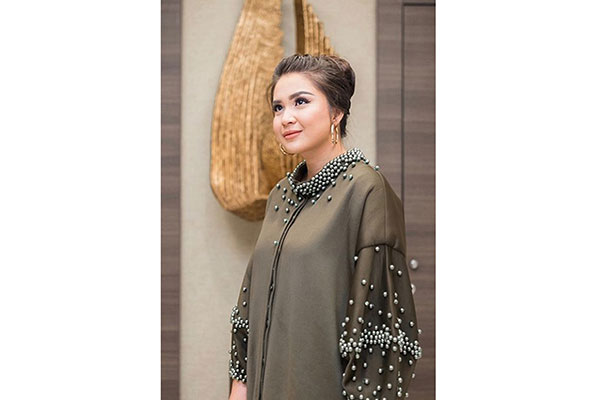 Putri Titian mulai tenar saaat bermain mini seri Jungkir Balik Dunia Sissy dan  Istri artis Junior Liem 