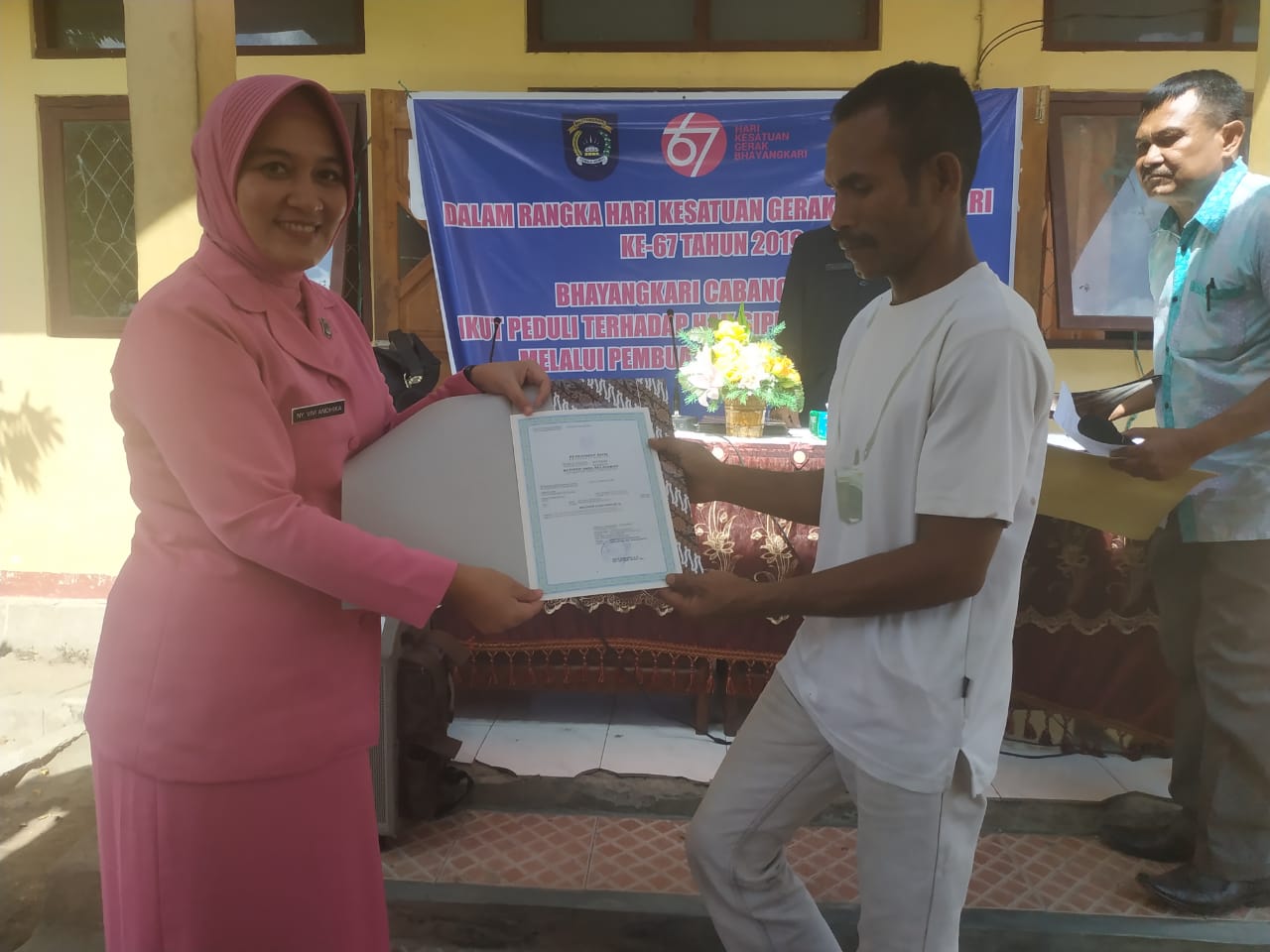 Lindungi Anak, Polres Ngada Bagi-bagi Akta Kelahiran