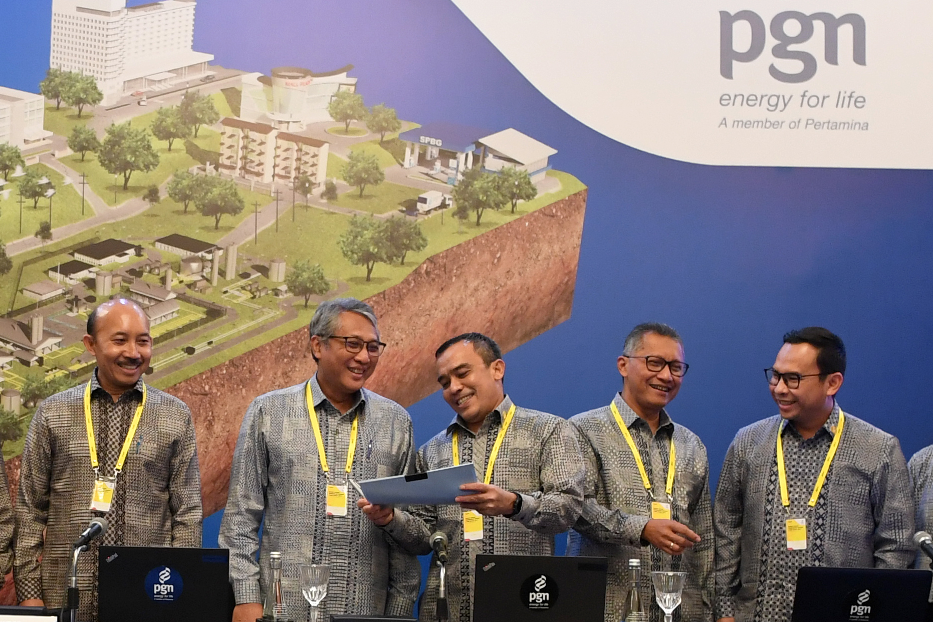  Dirut PT Perusahaan Gas Negara Tbk (PGN) Gigih Prakoso Soewarto (kedua kiri) beserta pejabat PGN lainnya seusai  RUPSLB, Jumat (30/8)