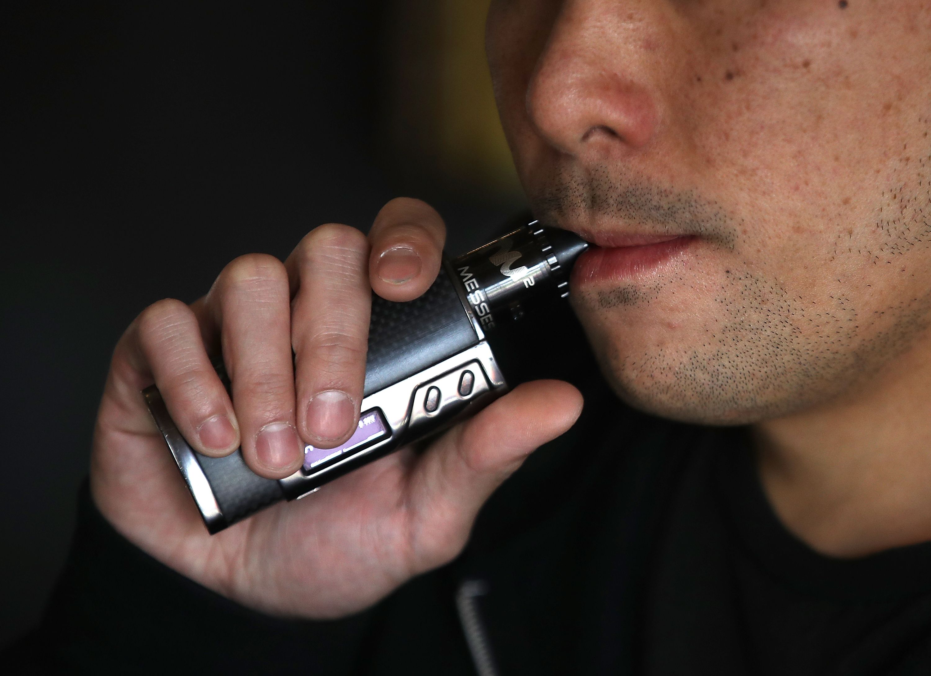 PEMERINTAH saat ini masih belum selesai membahas aturan terkait rokok elektrik atau vape.