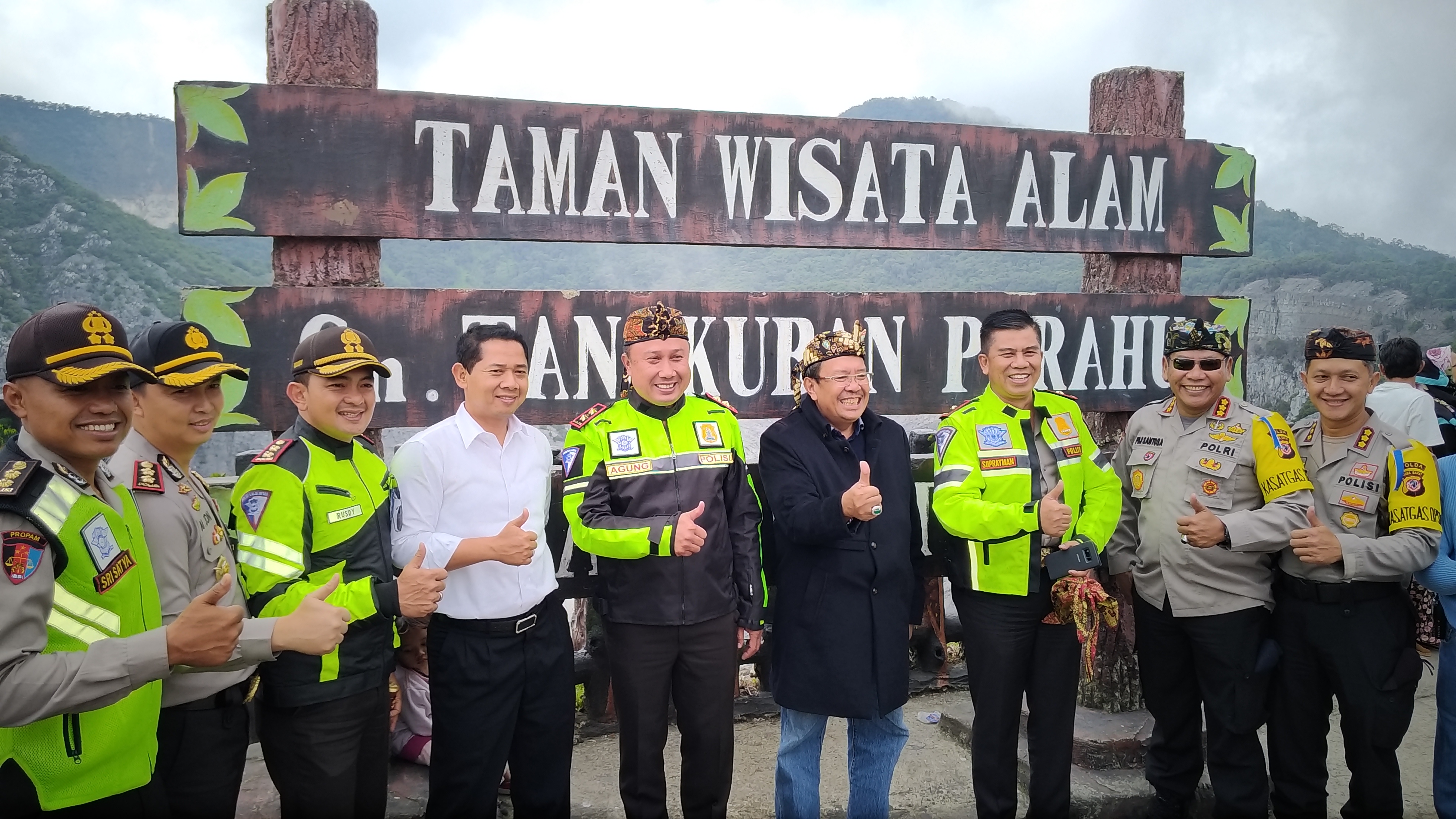 KAPOLDA KUNJUNGAN KE GUNUNG TANGKUBAN PERAHU: Kapolda Jabar, Irjen Pol Irjen Agung Budi Maryoto didampingi jajaran Polda Jabar 