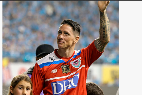 Fernando Torres dari Sagan Tosu (C) melambai ke pendukung setelah pertandingan sepak bola terakhirnya di pertandingan J-League 