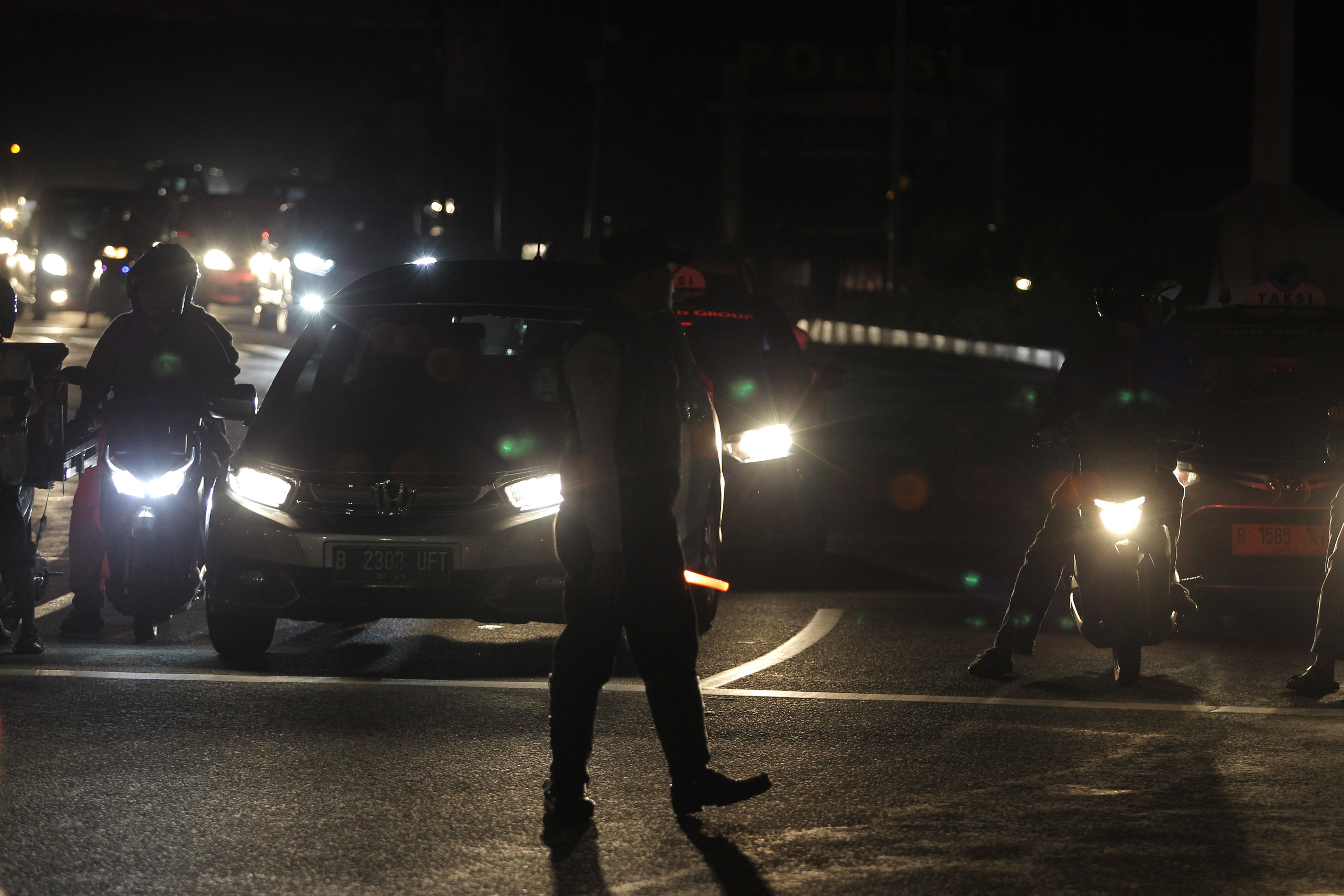 Petugas Dishub mengatur lalu lintas saat lampu pengatur lalin mati di Jakarta akibat pemadaman listrik