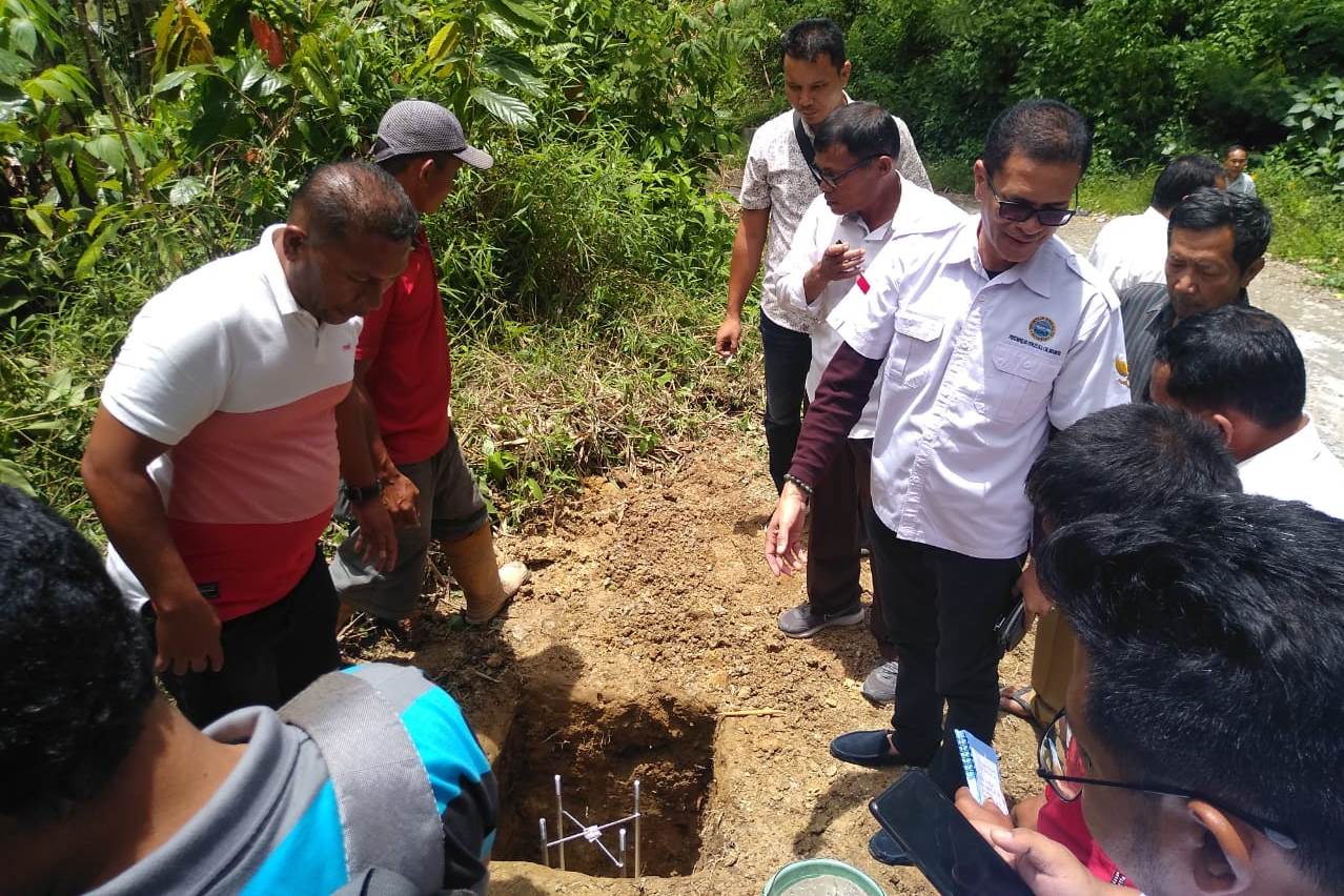 Rombongan Pepcindo didampingi masyarakat menetapkan titik lampu penerangan jalan umum di Kecamatan Tarutung Kabupaten Tapanuli Utara. 