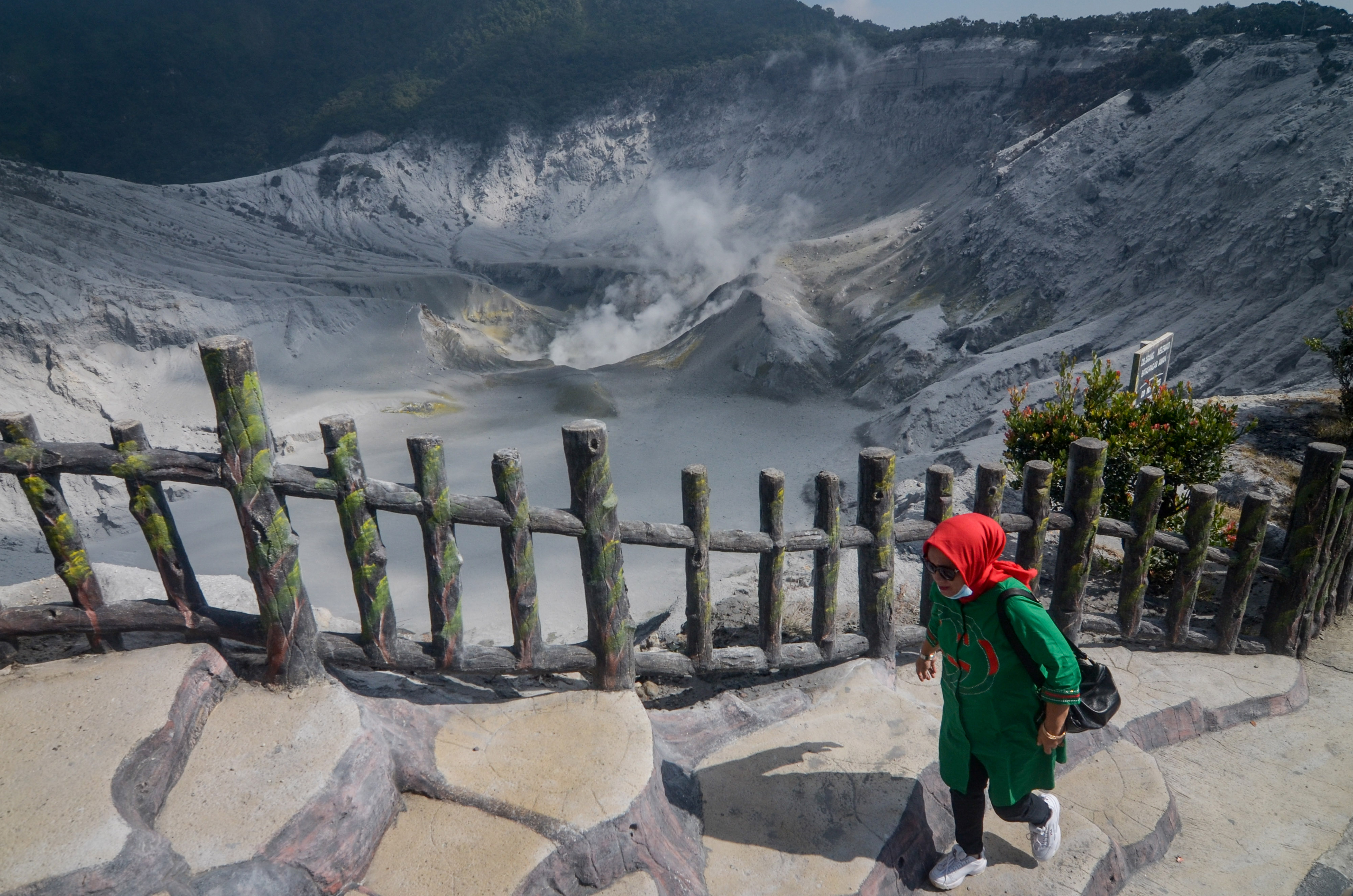 Kawah Ratu menjadi salah satu pesona pariwisata di Gunung Tangkuban Parahu. 