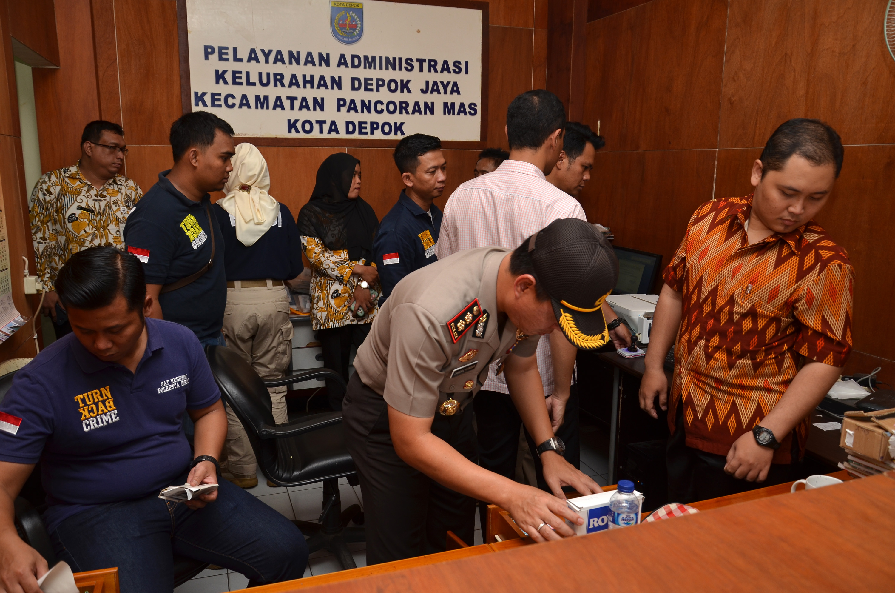Tim Saber Pungli Polresta Depok menggeledah kantor Kelurahan Depok Jaya.