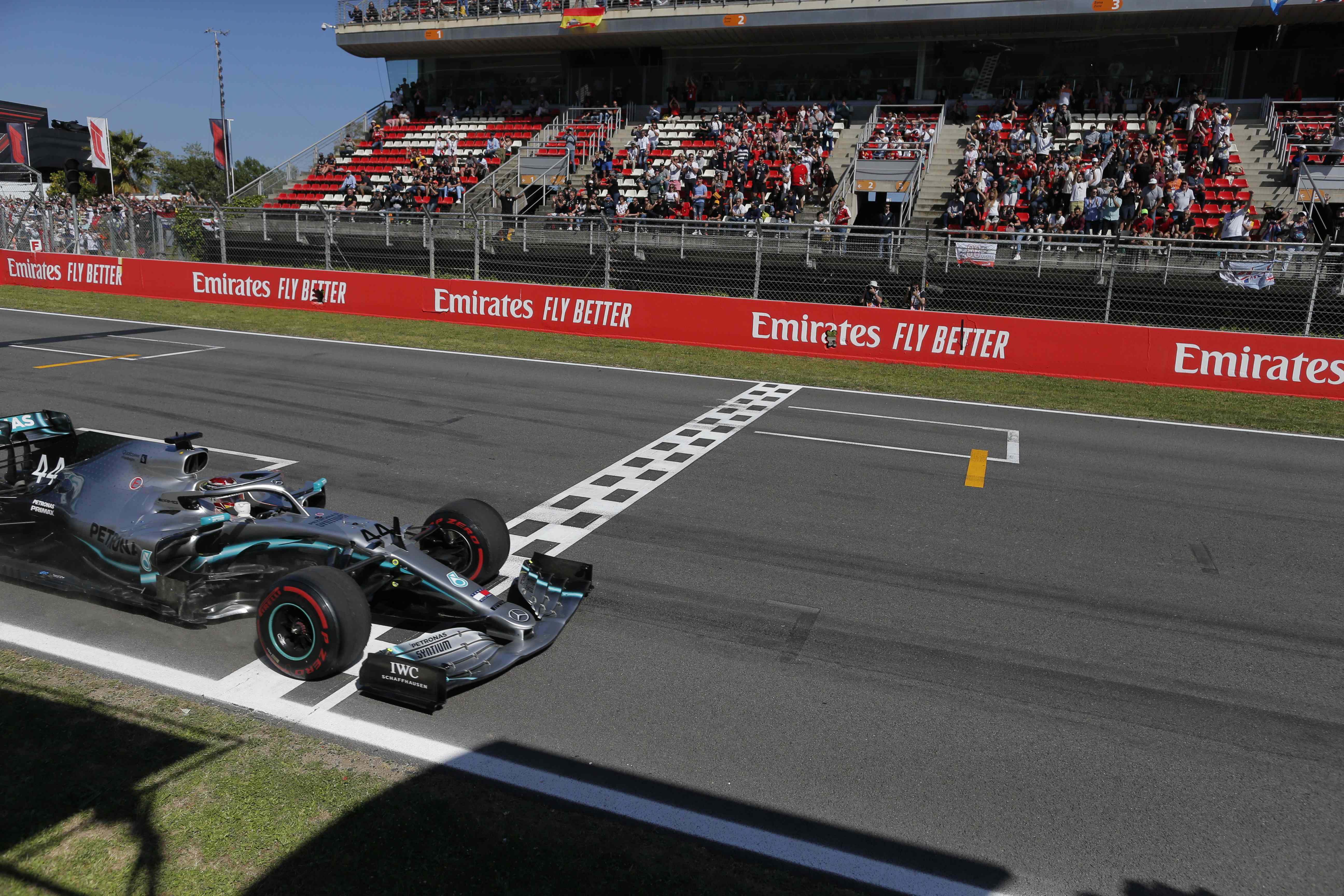 Pembalap Mercedes Lewis Hamilton memasuki finis di GP Spanyol, 12 Mei lalu.