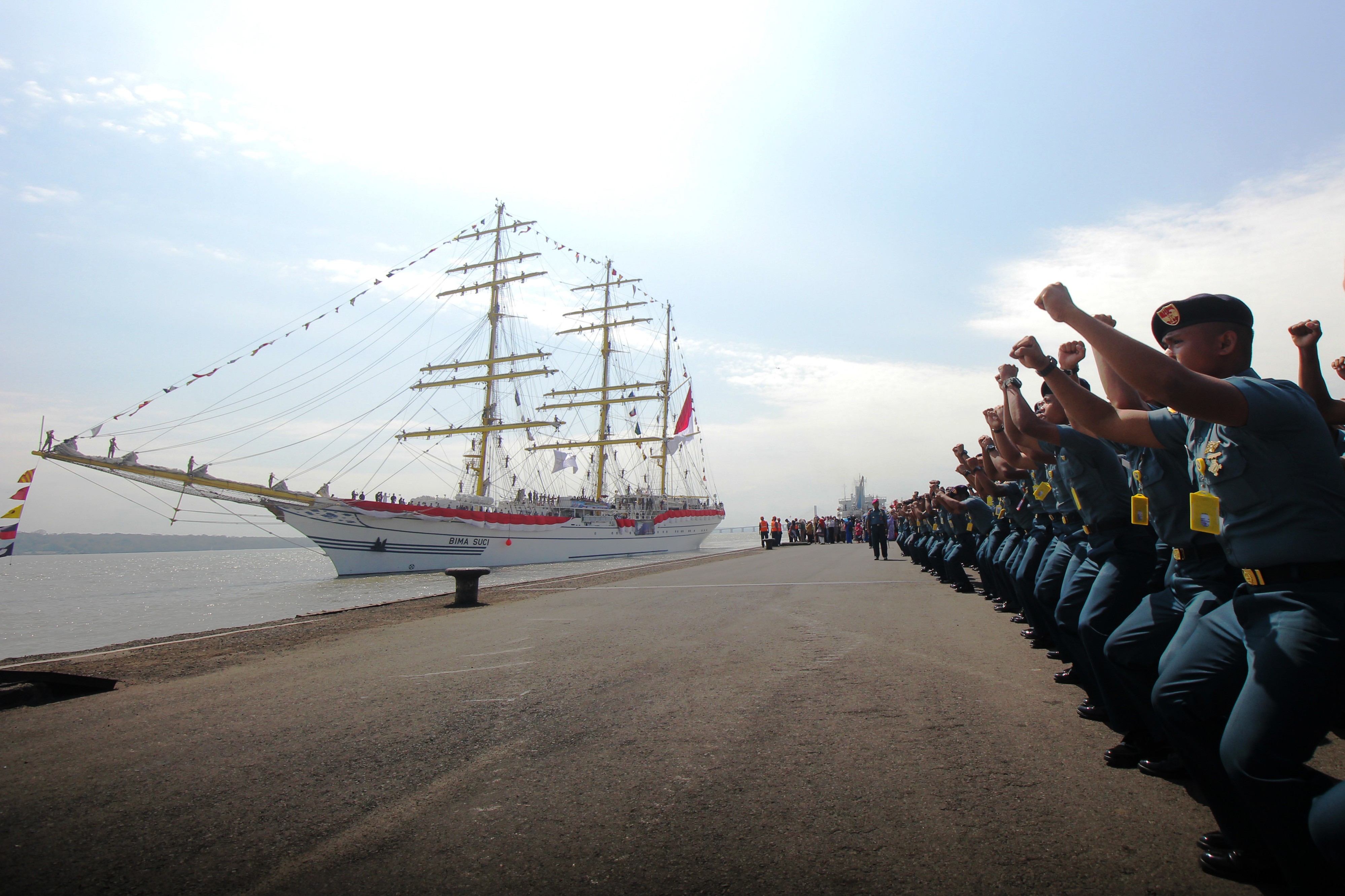 Sejumlah personel TNI AL meneriakkan Yel-Yel saat pemberangkatan KRI Bima Suci kunjungi 9 negara.