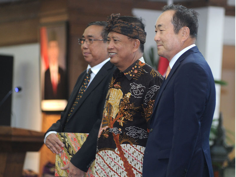 Menristek-Dikti Mohamad Nasir (tengah) berfoto dengan rektor asing asal Korea Selatan, Jang Youn-cho (kanan).