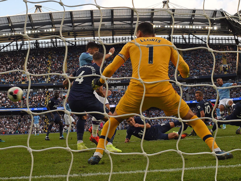 Pemain Manchester City Gabriel Jesus (dua kanan) melepaskan tendangan untuk menjebol gawang Tottenham Hotspur dalam laga Liga Primer .