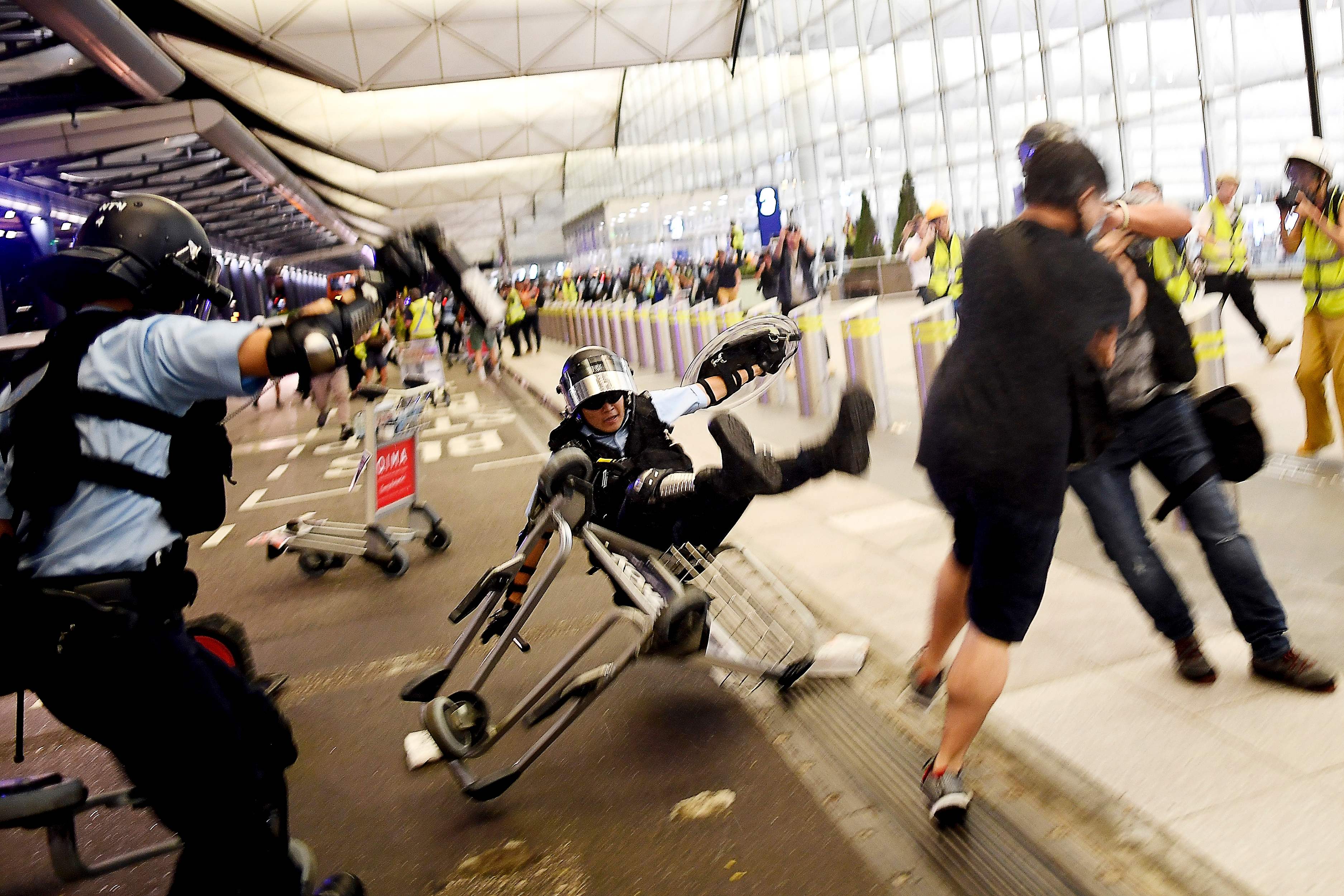 Situasi di Bandara Internasional Hong Kong yang diblokade para demonstran