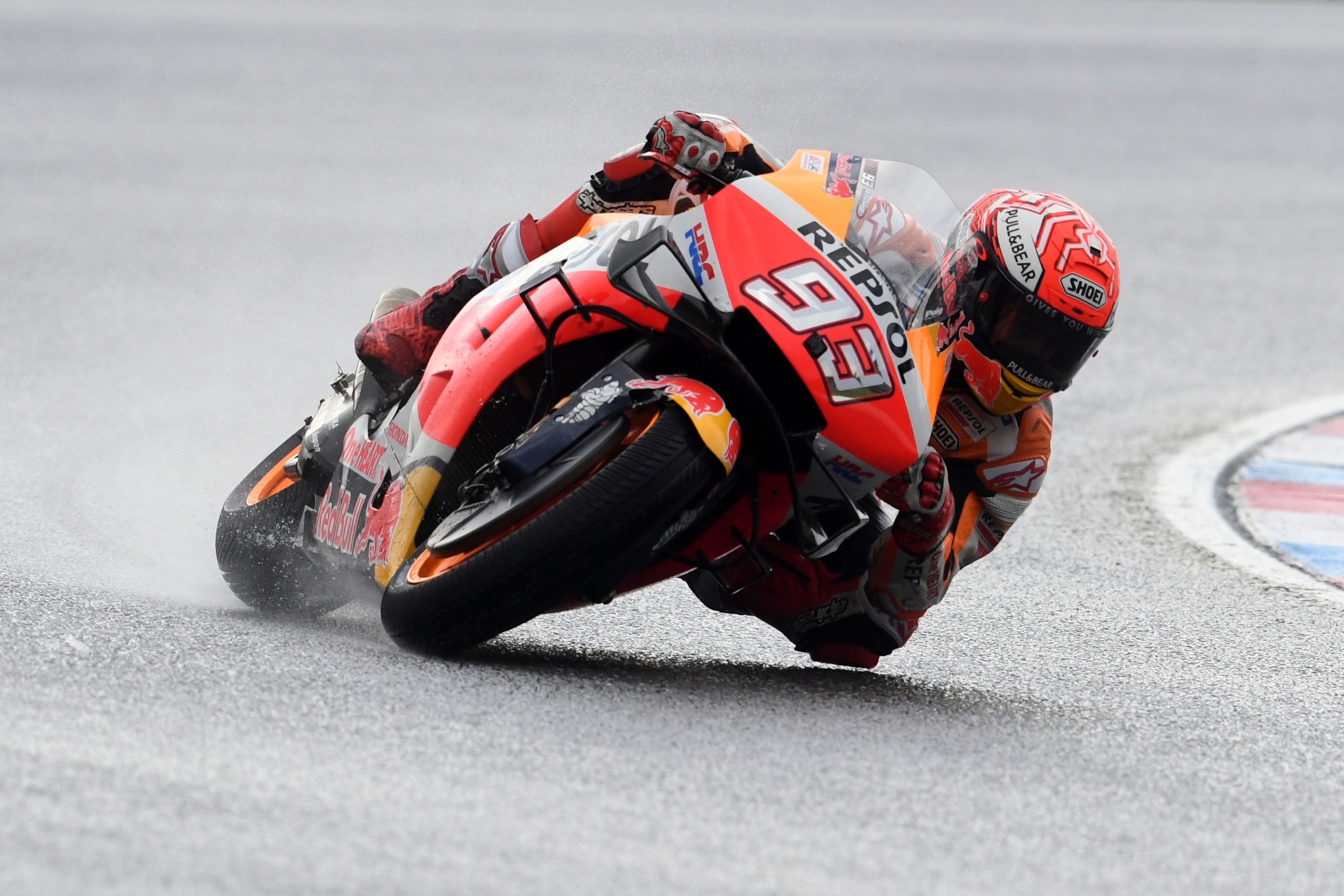 Pembalap Spanyol Repsol Honda Team Marc Marquez mengendarai Honda-nya selama sesi latihan bebas keempat GP Grand Prix Republik Ceko di Brno 