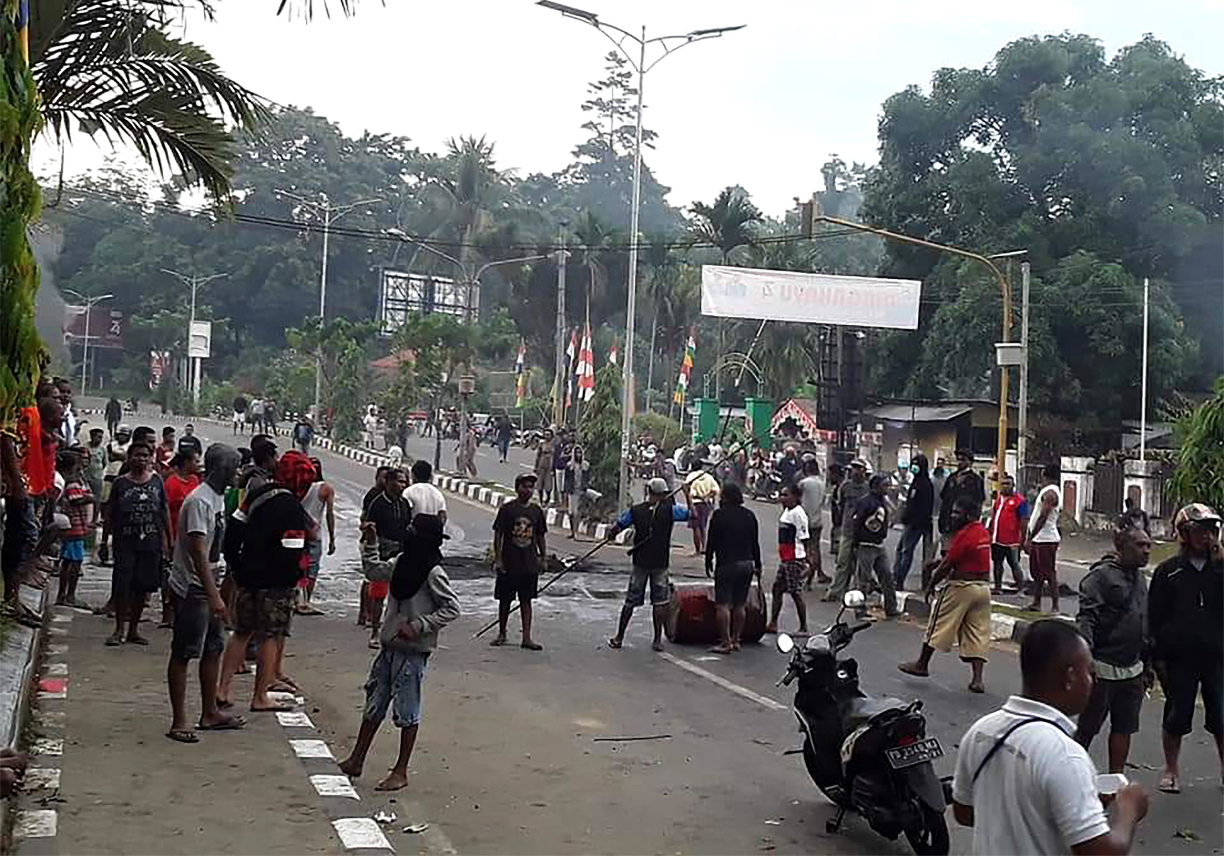 Demonstran memadati jalan di Kota Manokwari, Papua Barat