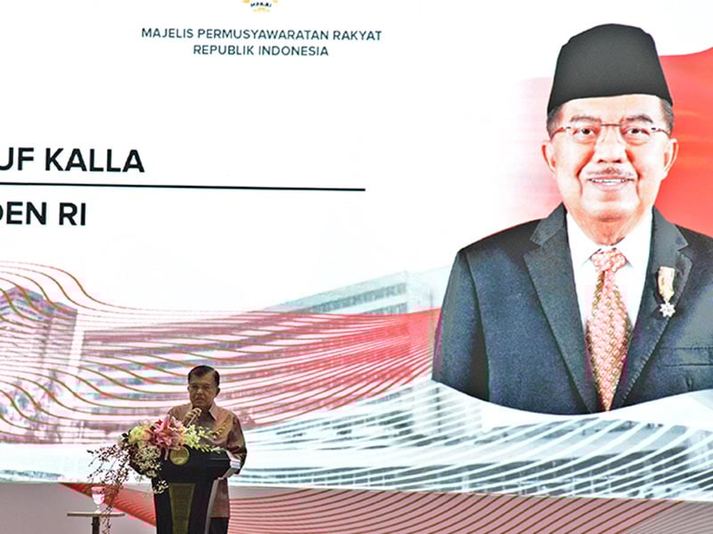 Wakil Presiden Jusuf Kalla menyampaikan sambutan saat hadir dalam Peringatan Hari Konstitusi, Minggu (18/8).