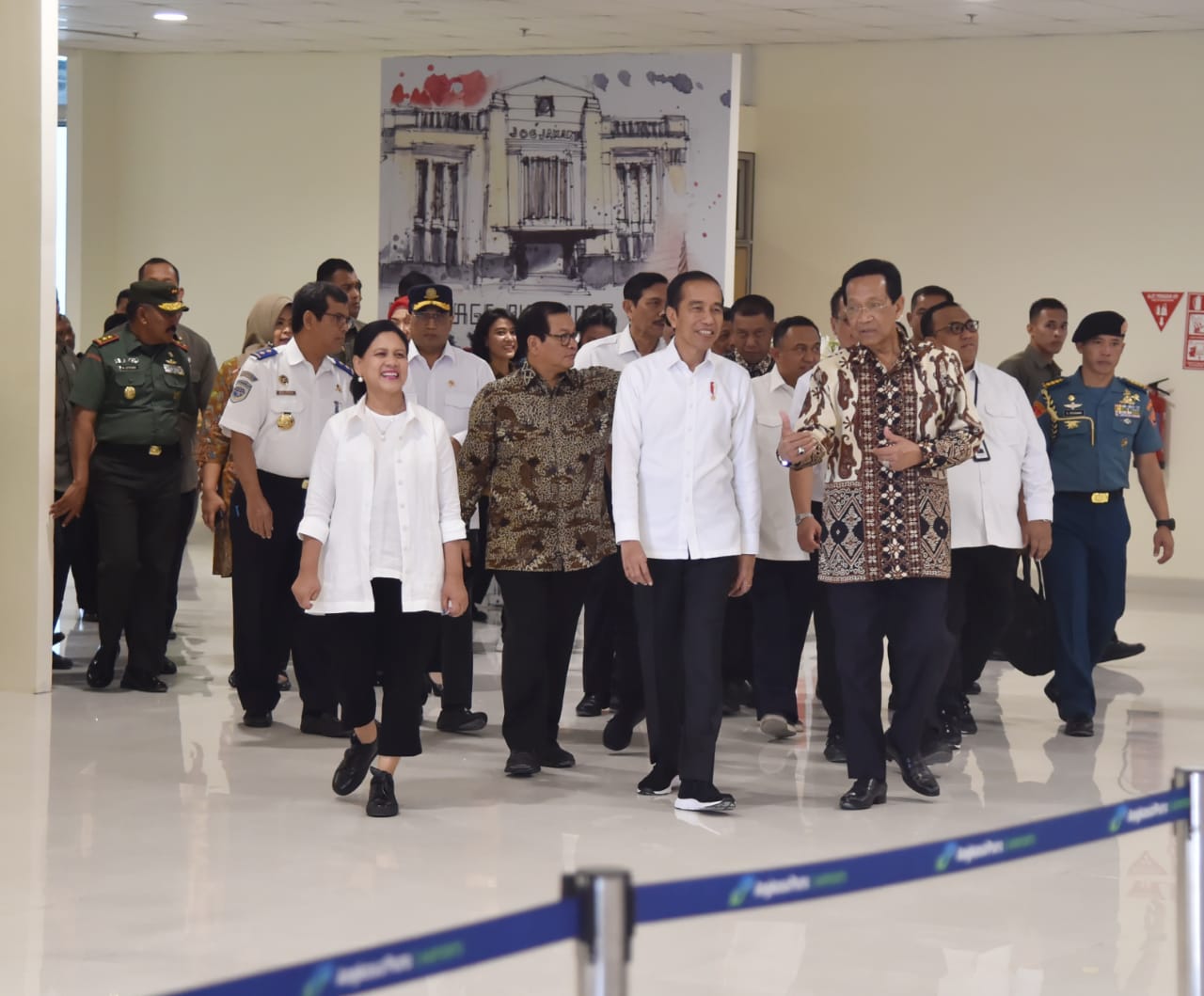 Presiden Jokowi meninjau perkembangan pembangunan terminal penumpang di Bandara Internasional Yogyakarta, Kamis (29/8).