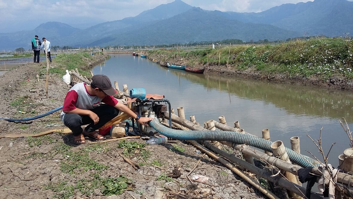 Warga memasang pompa di sumber air untuk mengatasi kekeringan di Jawa Tengah 