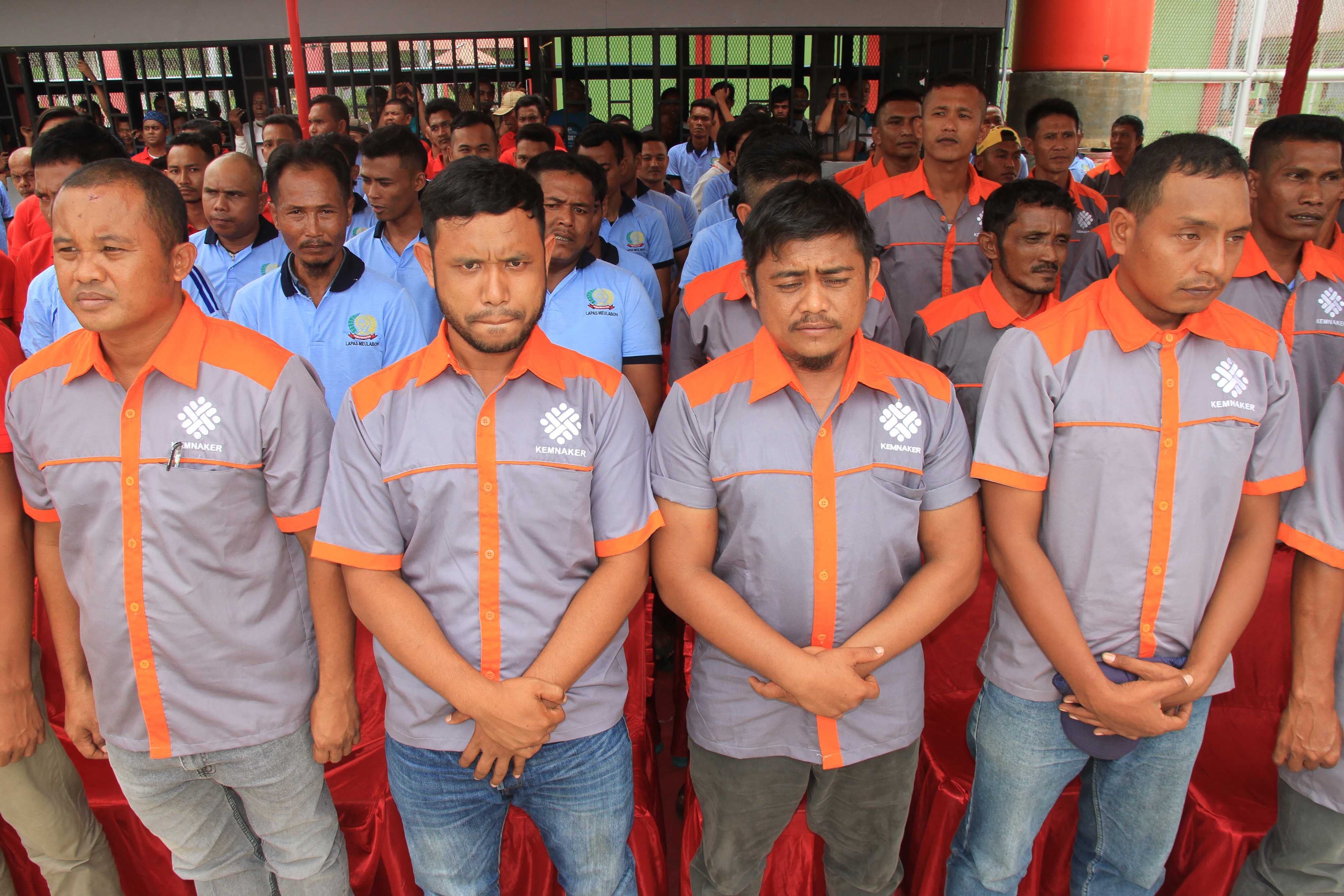 Sejumlah narapidana yang mendapatkan remisi mengikuti upacara pemberian remisi di halaman Lembaga Pemasyarakatan (Lapas) kelas II B Meulaboh