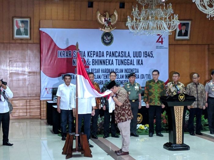 Mantan anggota kelompok separatisme mencium bendera Merah Putih 