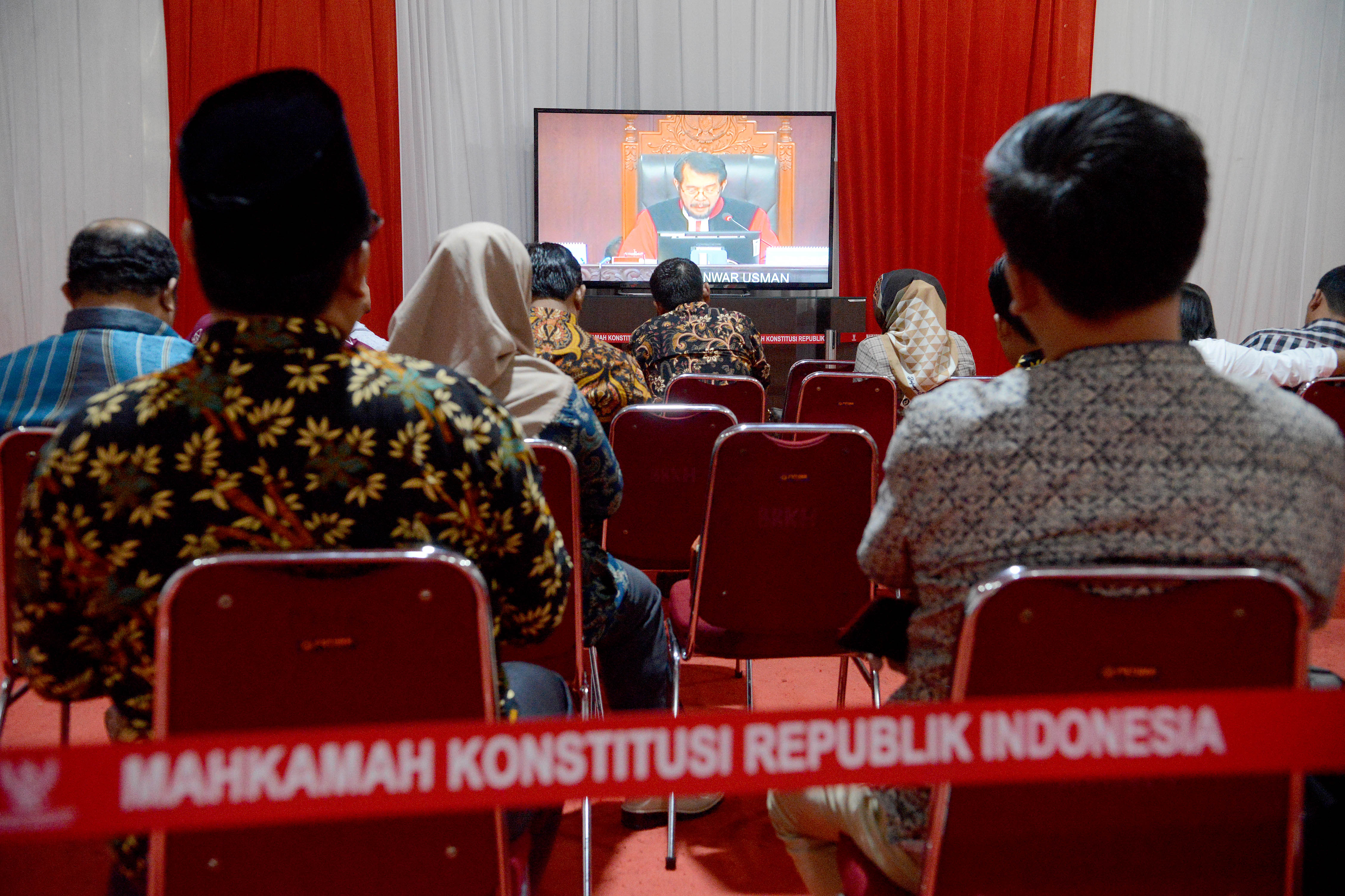 Perwakilan pihak Pemohon dan Termohon memantau jalannya sidang pembacaan putusan gugatan pemilihan legislatif 2019 di MK, Selasa (6/8).
