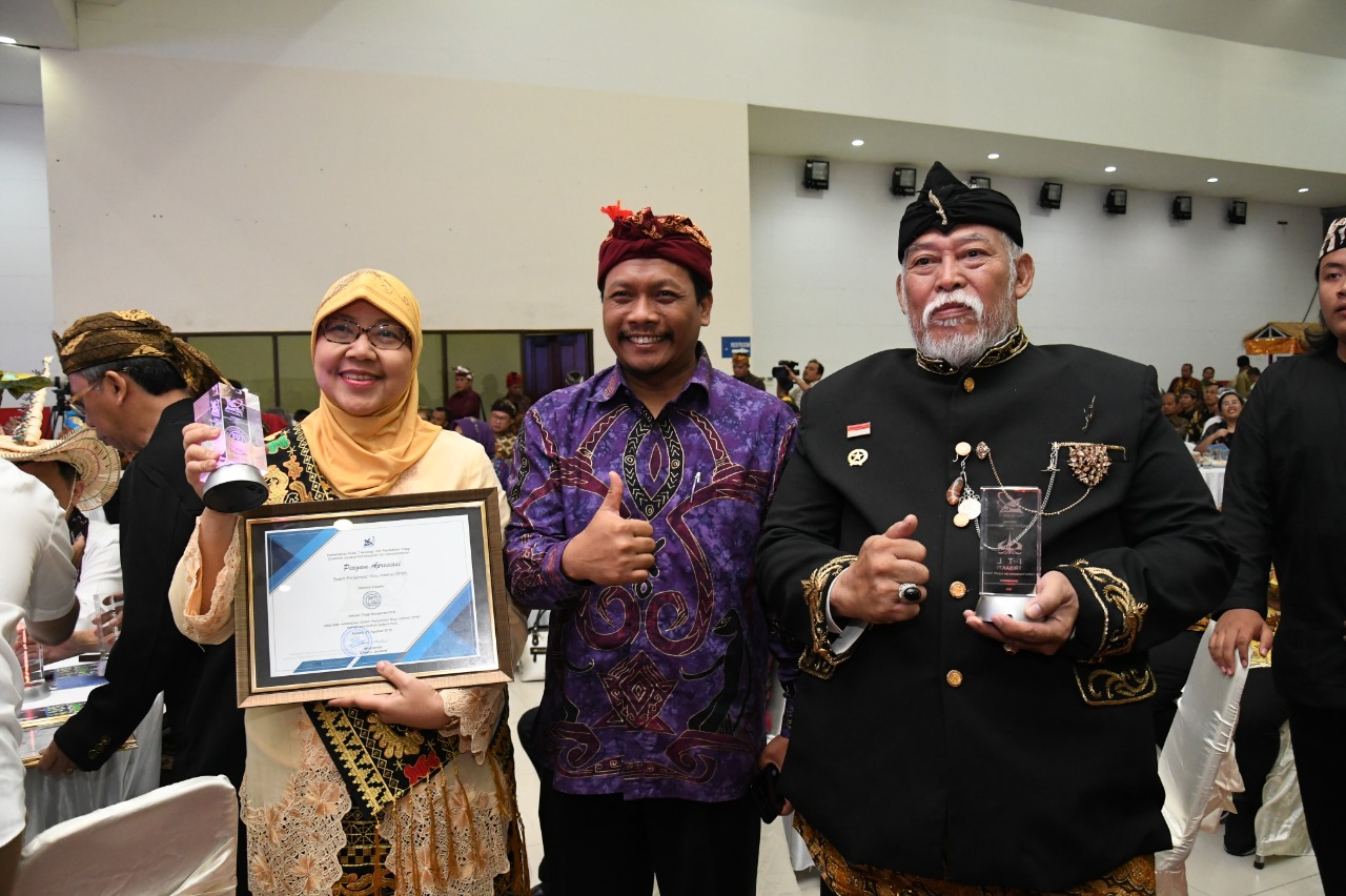  Penyeraharan apresiasi SPMI diberikan kepada Dr. Ningky Sasanti Munir MBA selaku Dean of PPM School of Management. 
