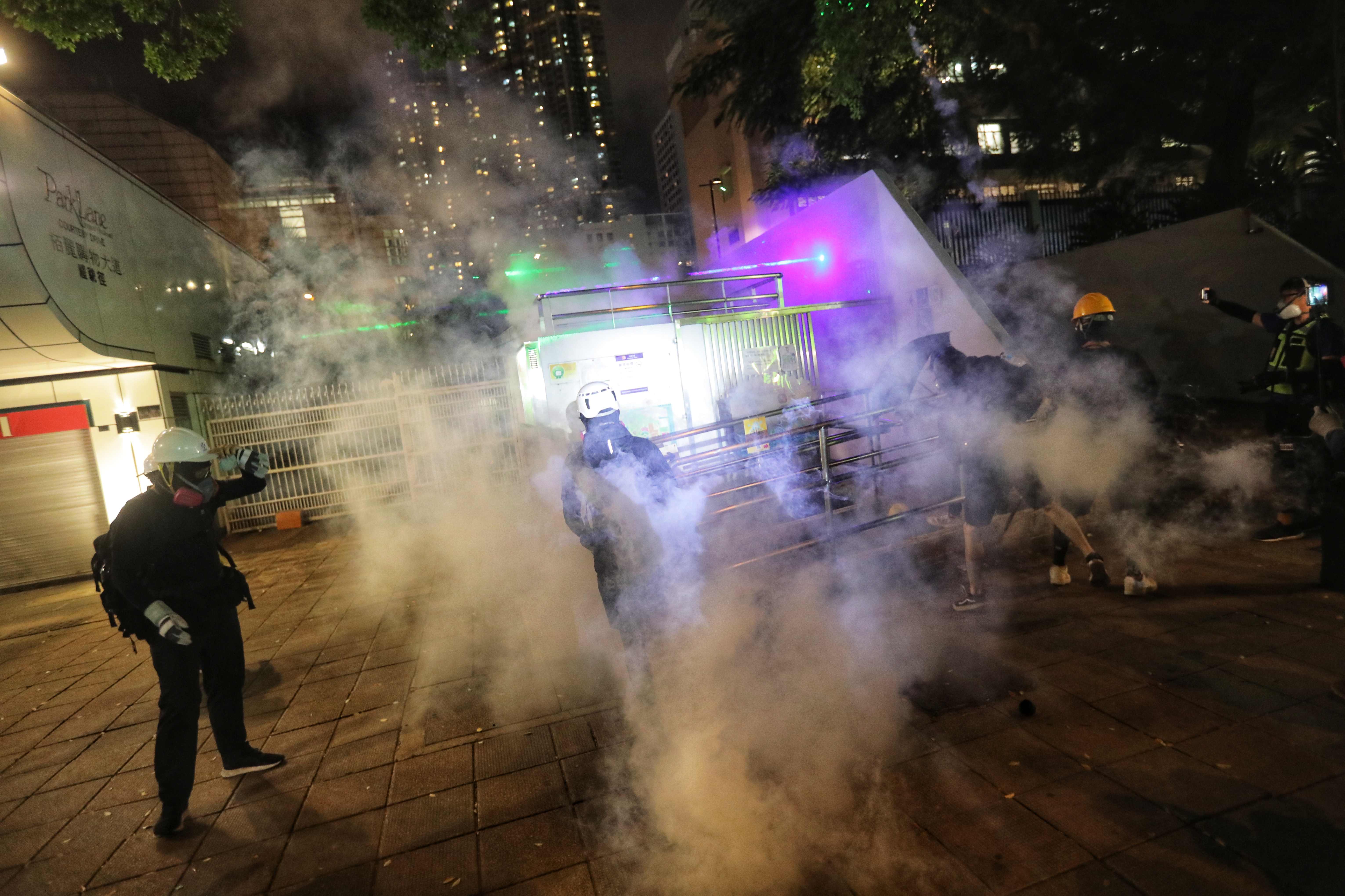 Polisi Hong Kong menembakkan gas air mata ke arah demonstran di distrik Tsim Sha Tsui