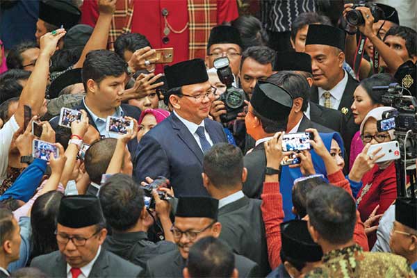 Mantan Gubernur DKI Jakarta Basuki Tjahaja Purnama (tengah) bertemu dengan Gubernur DKI Jakarta Anies Baswedan