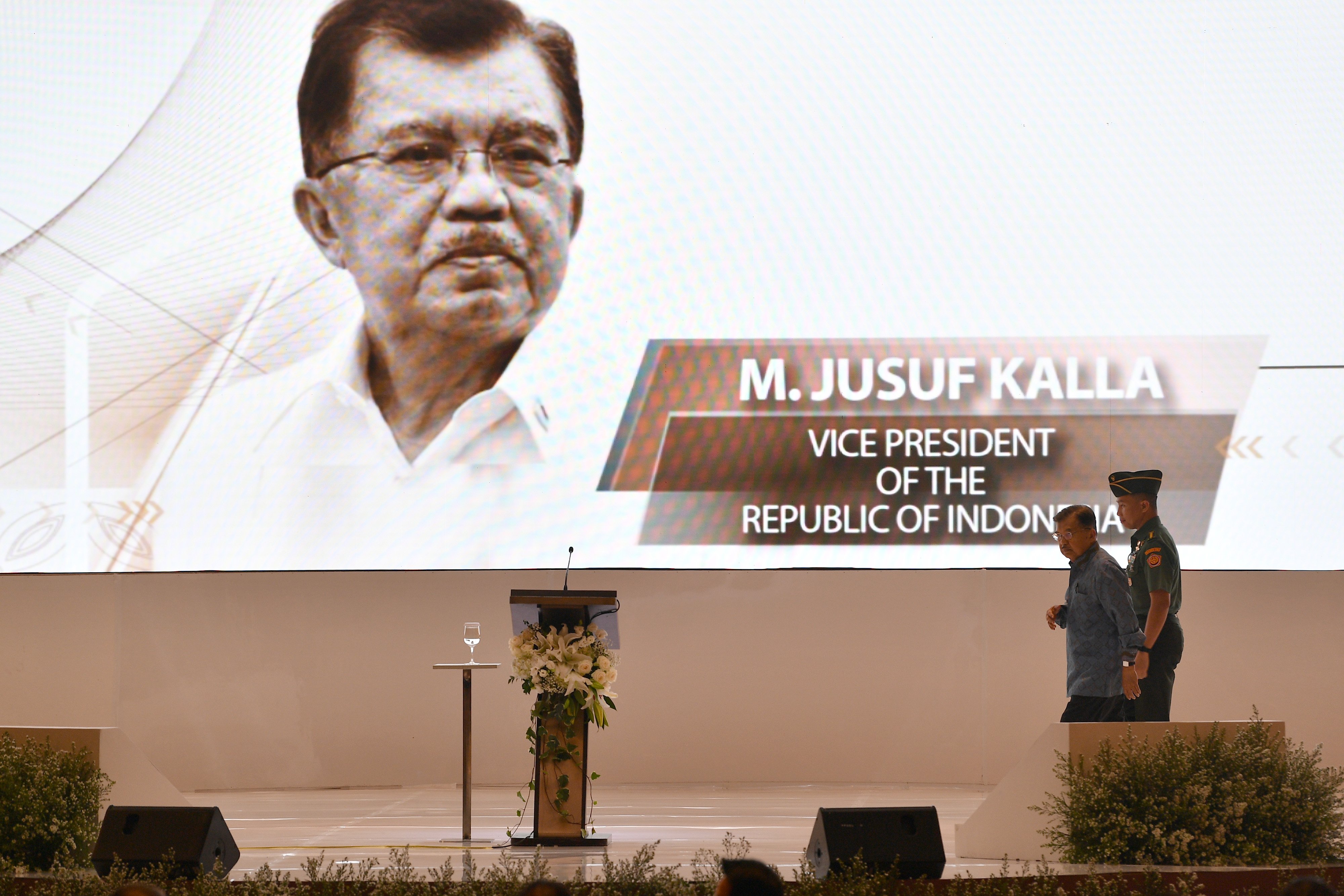 Wakil Presiden Jusuf Kalla (kedua kanan)