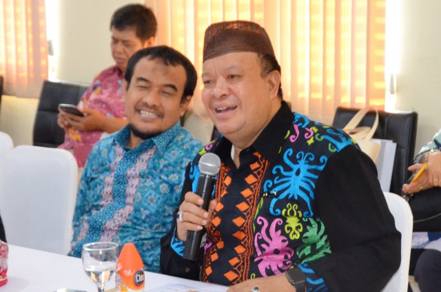 Anggota Komisi VII DPR RI Ihwan Datu Adam (kanan). 