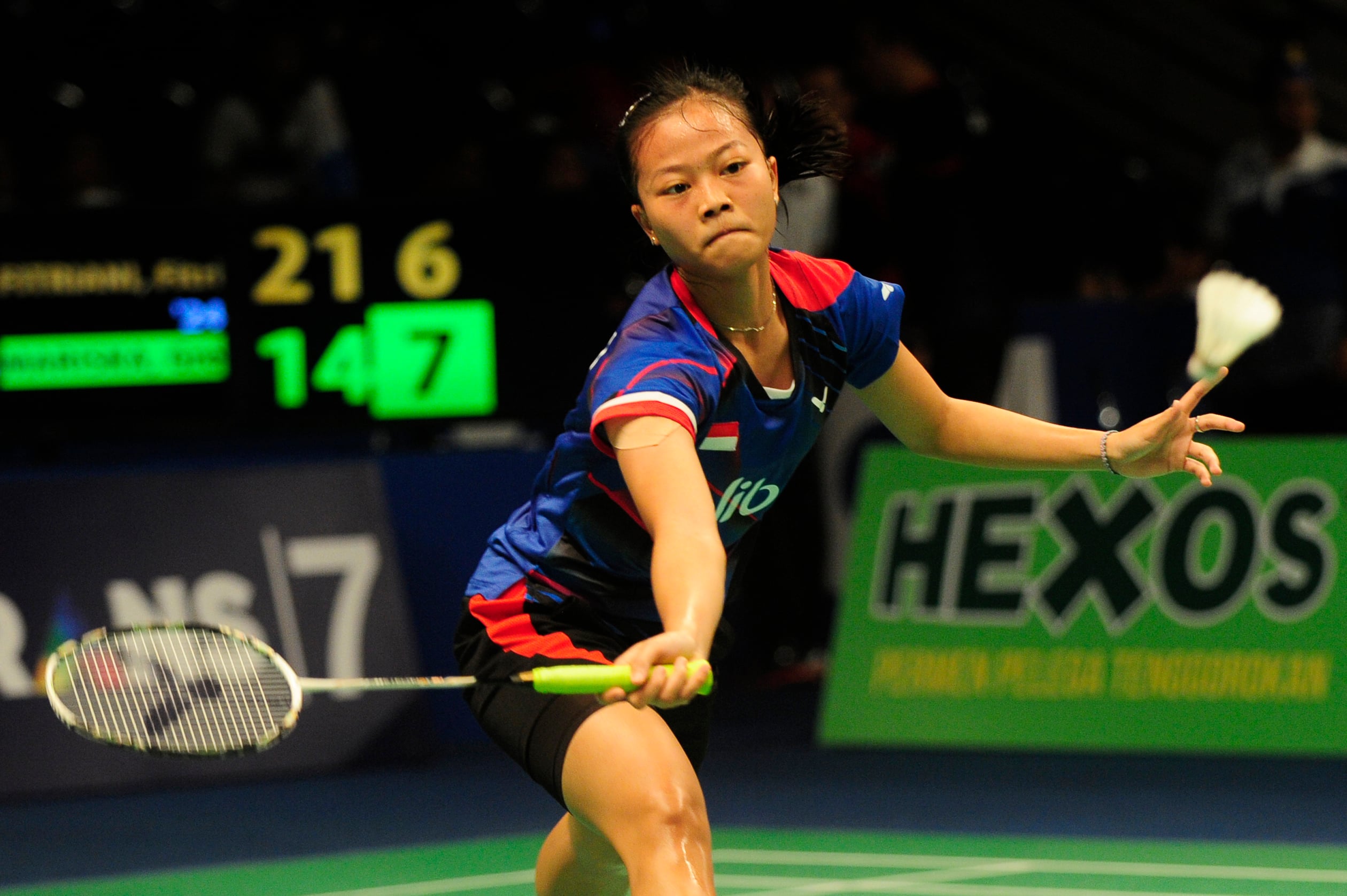 Pebulu tangkis tunggal putri Fitriani mengembalikan kok.