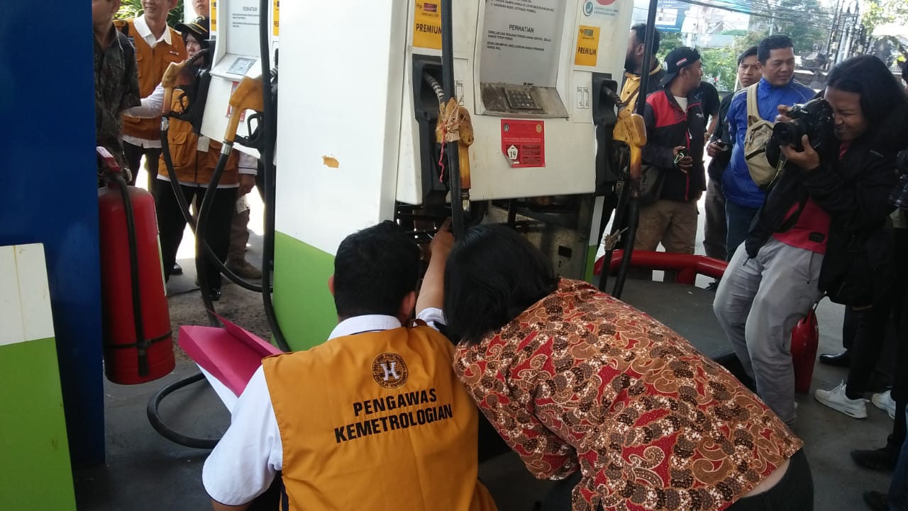 Petugas sedang mengecek pompa ukur SPBU di Kabupaten Badung, Bali, Selasa (27/8). 