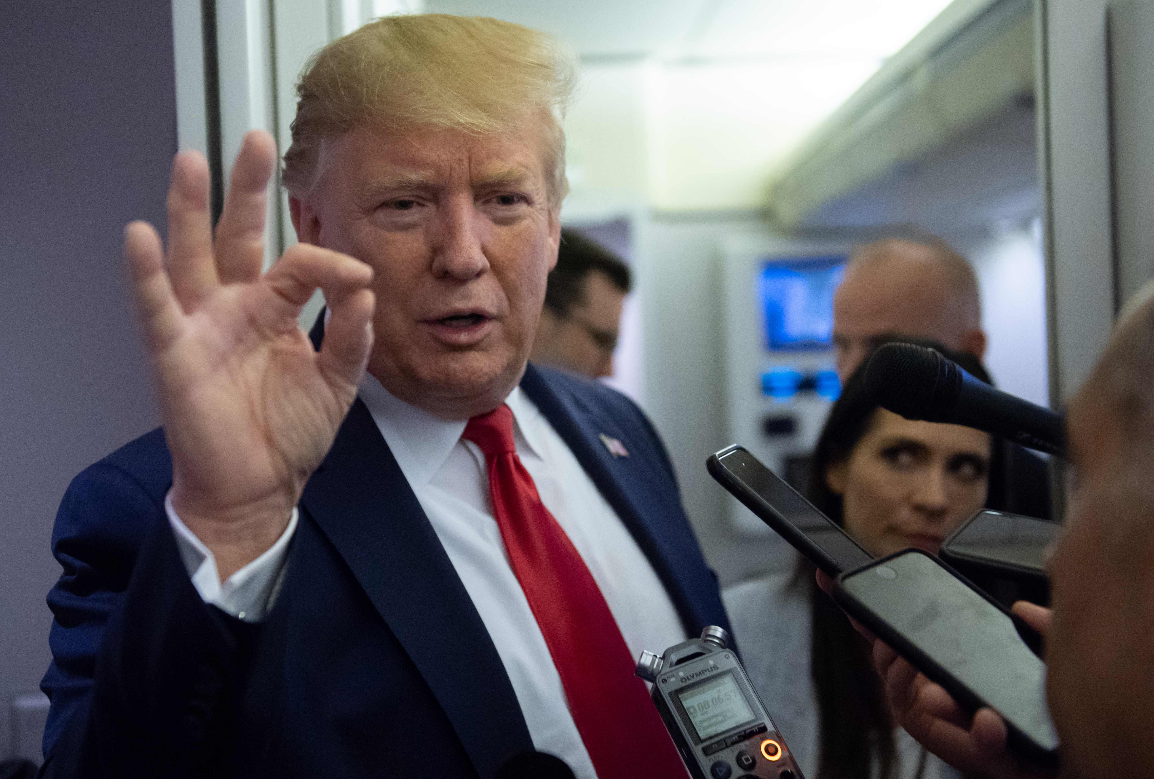 Presiden AS Donald Trump berbicara kepada media di atas Air Force One saat terbang antara El Paso, Texas dan Pangkalan Gabungan Andrews  