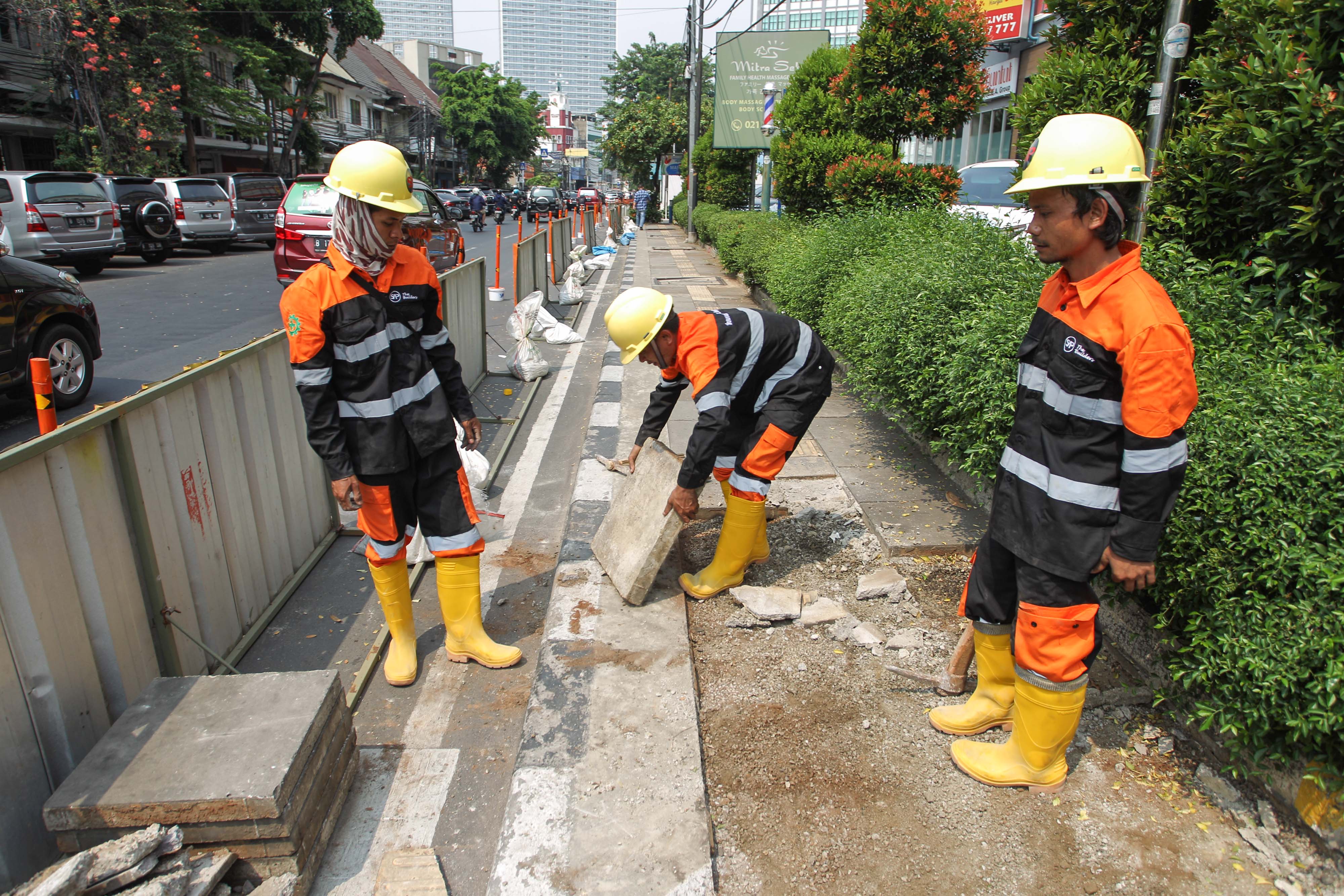 REVITALISASI TROTOAR CIKINI: Pekerja membongkar trotoar yang terdapat di sepanjang Jalan Cikini Raya, Jakarta, Kamis (13/06/2019