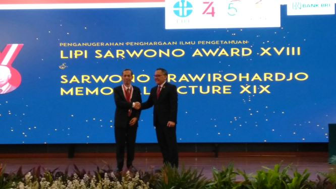 Terry Mart Guru Besar di Departemen Fisika, (FMIPA-UI) (kiri) dan Kepala LIPI, Laksana Tri Handoko (kanan) saat penyerahan Sarwono Award 