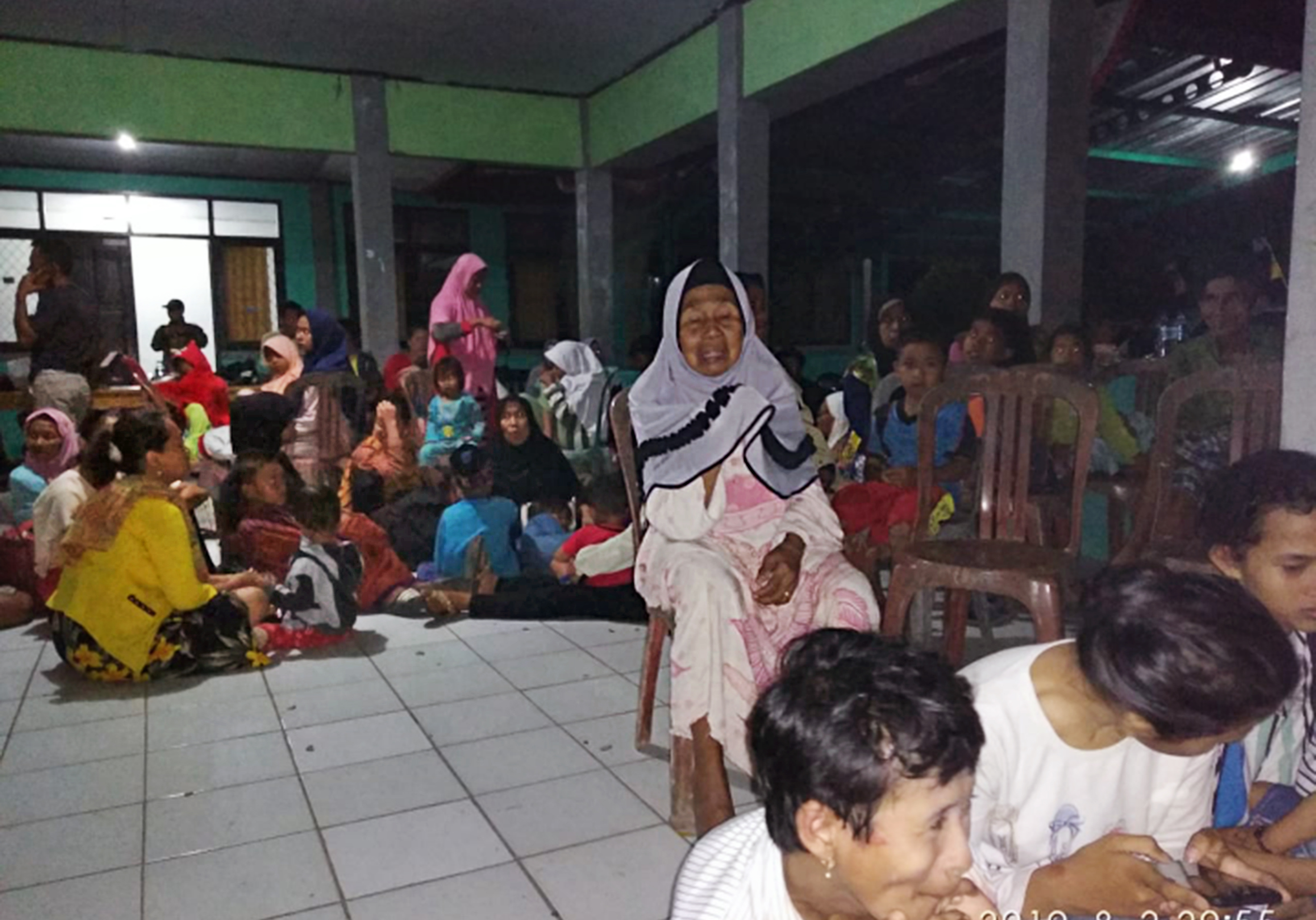 Sejumlah warga dari persisir pantai mengungsi setelah terjadi gempa bumi di Kampung Mancak, Serang, Banten, Jumat (2/8). 
