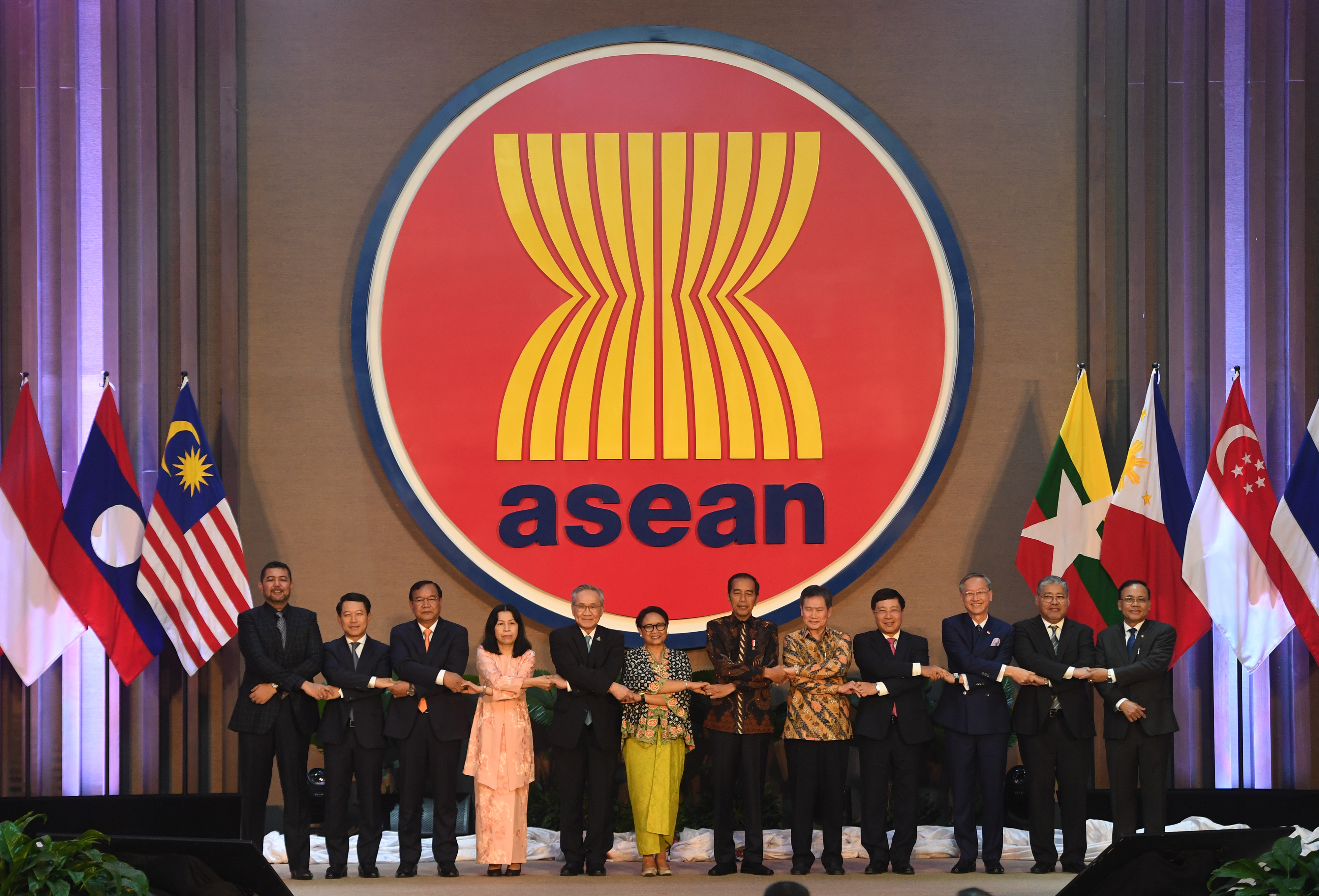 Presiden Joko Widodo meresmikan gedung Sekretariat ASEAN di Jakarta, Kamis (8/8). 