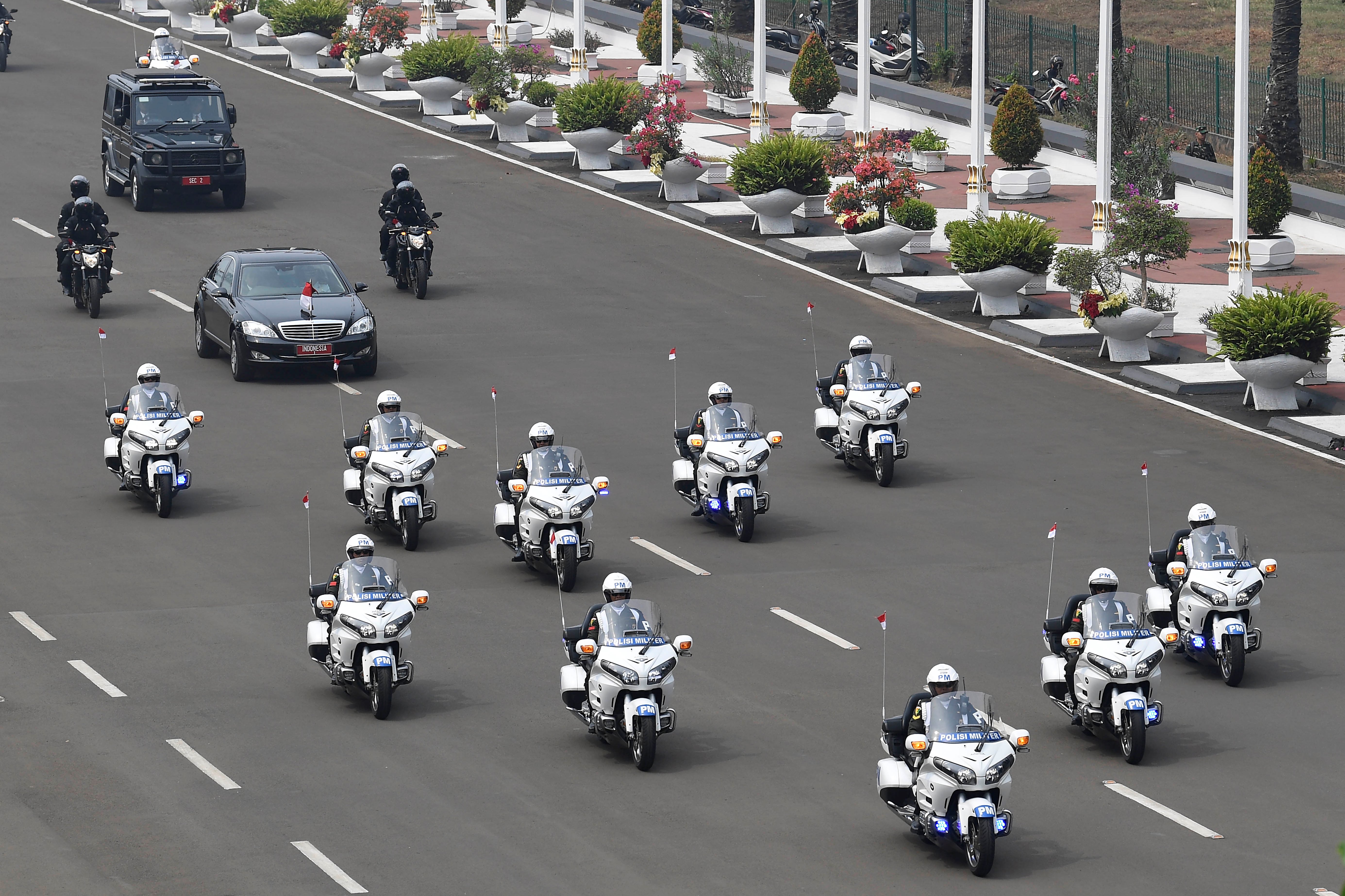 Iring-iringan mobil dinas Presiden dan Pasukan Pengamanan Presiden (Paspampres)