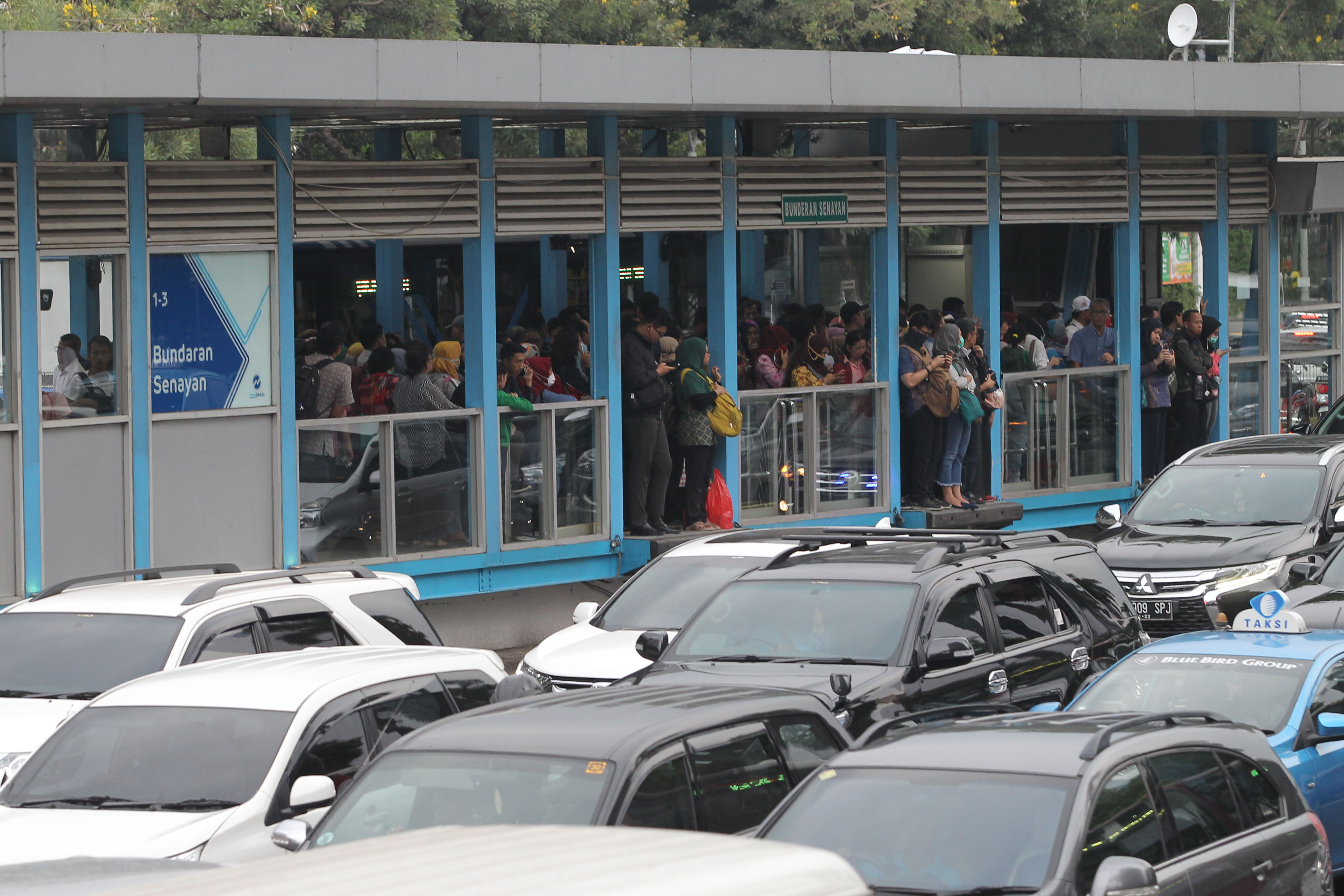 Antrean penumpang yang akan menaiki TransJakarta