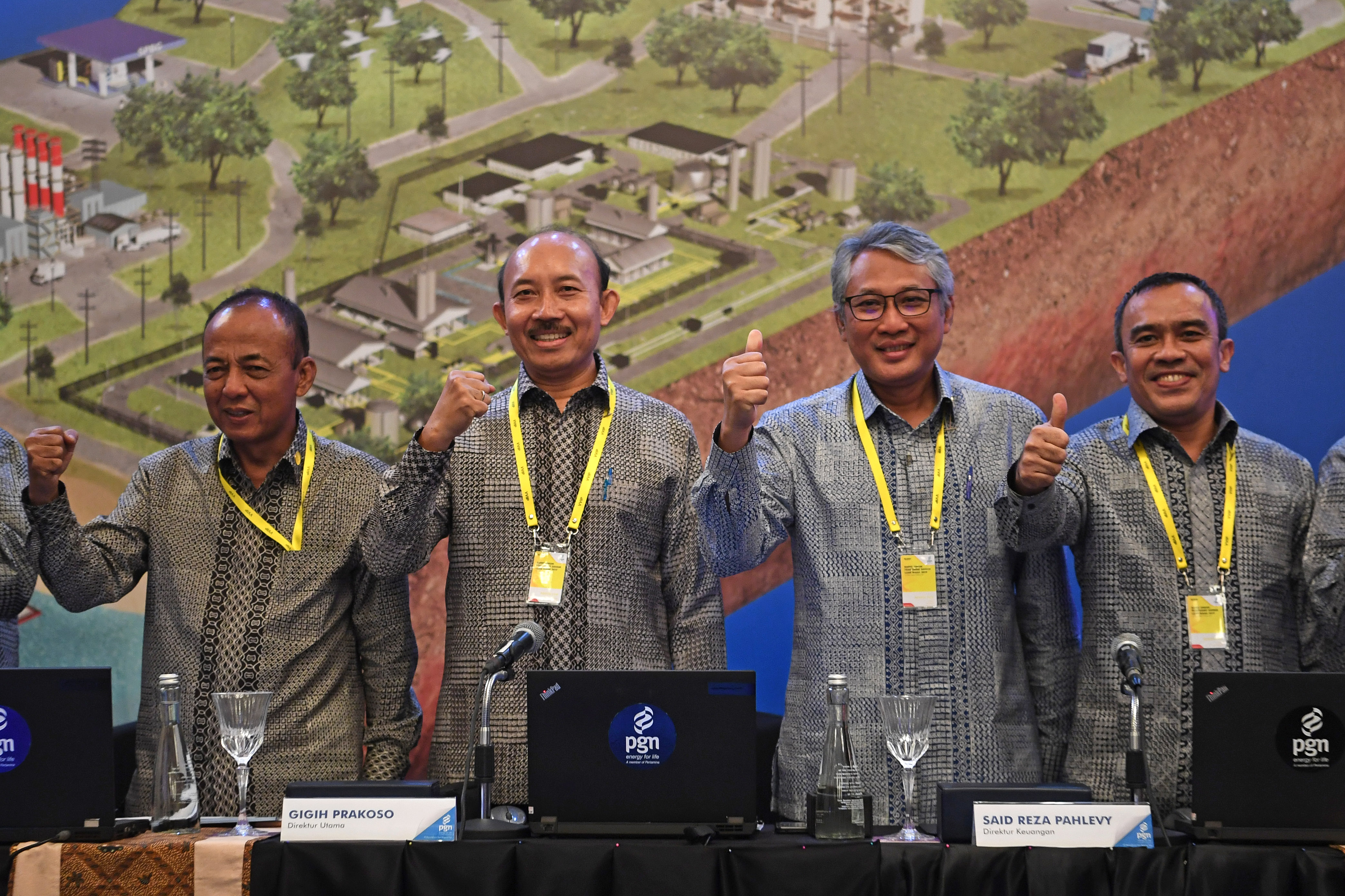 RUPSLB PGN: Direktur Utama PT Perusahaan Gas Negara Tbk (PGN) Gigih Prakoso Soewarto (kedua kanan) 